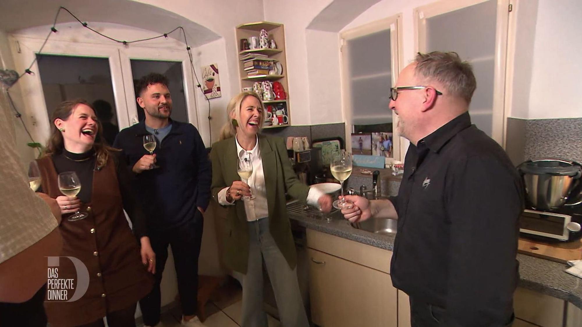 Beim Besuch in der Küche verrät Harry (rechts) Elise (links), Jonathan und Olivia seinen besonderen Warmhalte-Trick.
(Bild: RTL)