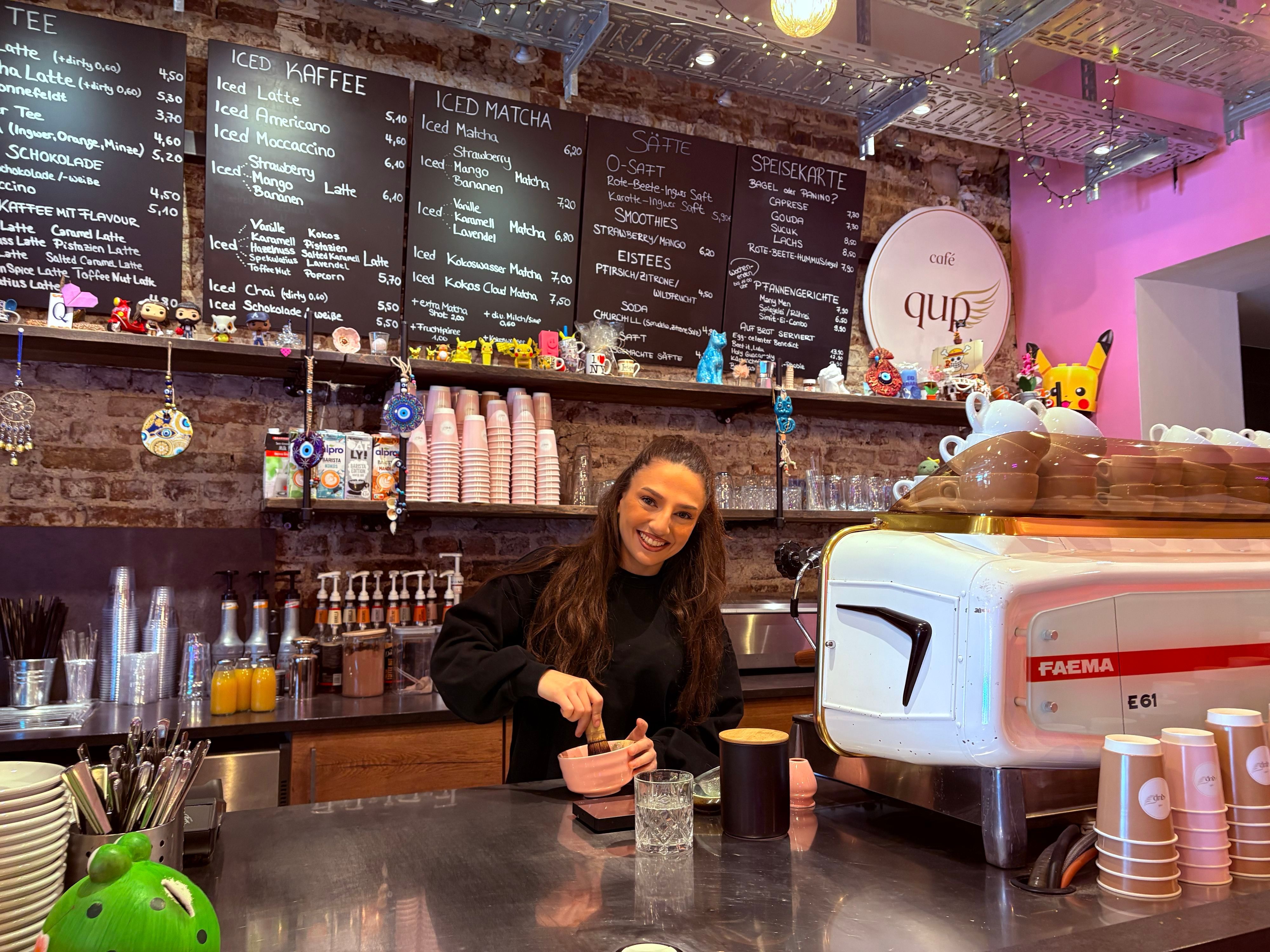 Das Café Qup in der Südstadt mit Chefin Kübra Türkan hinter der Theke.
