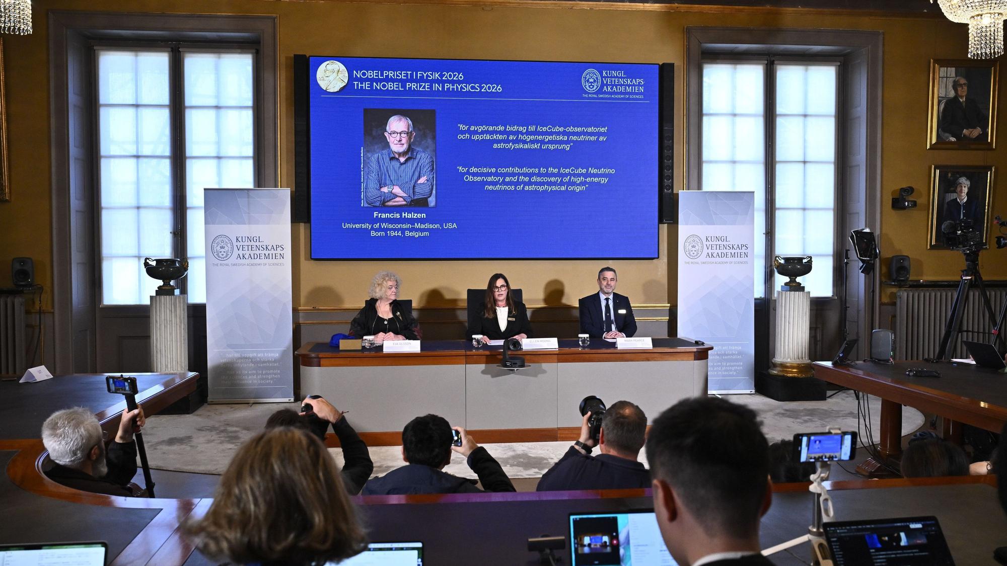 Während der Bekanntgabe des Preisträgers des Nobelpreises für Physik 2026 in der Königlich Schwedischen Akademie der Wissenschaften in Stockholm, Schweden, wird auf dem Bildschirm ein Porträt von Francis Halzen gezeigt.