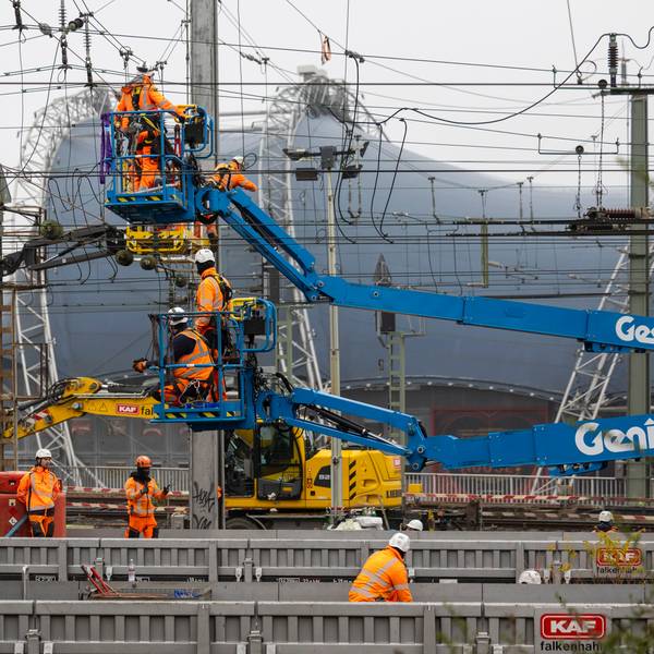Am Kölner Hauptbahnhof sind Bauarbeiten für ein neues Stellwerk zu sehen.