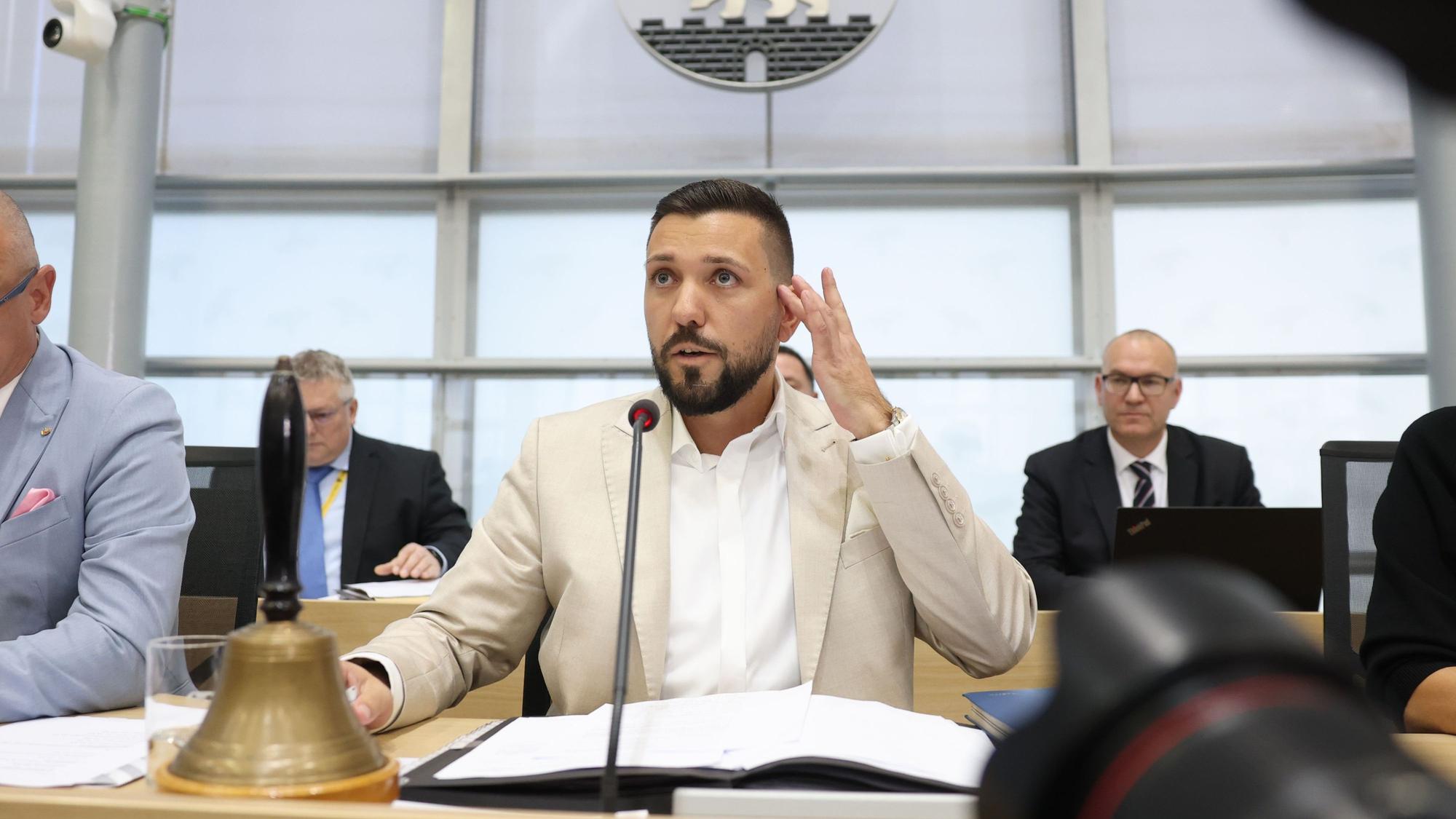 Der neugewählte Landtagspräsident Tobias Rausch (AfD) sitzt nach seiner Wahl am Pult während der konstituierenden Sitzung des Landtags von Sachsen-Anhalt.