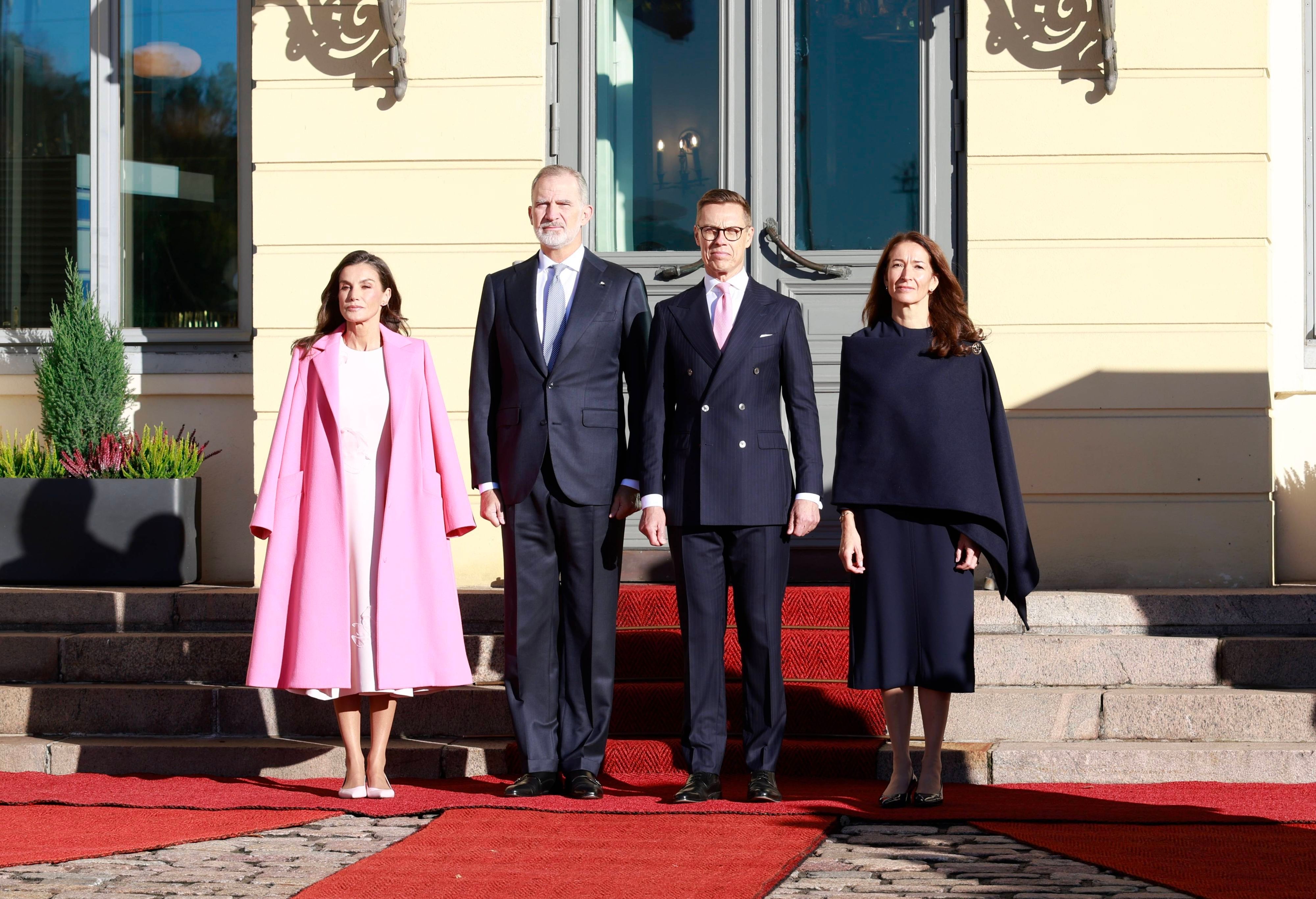 Offizielle Begrüßung in Helsinki: Königin Letizia und König Felipe von Spanien mit dem finnischen Präsidenten Alexander Stubb und seiner Ehefrau Suzanne Innes-Stubb zu Beginn ihres Staatsbesuchs.