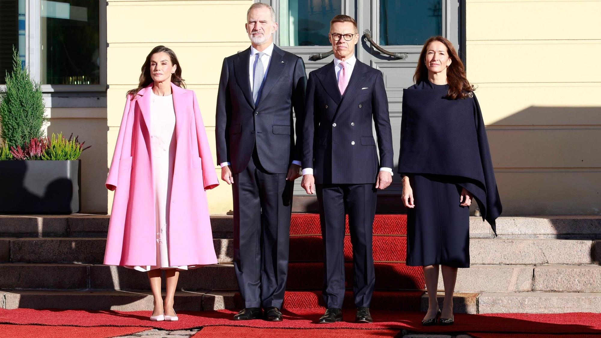 Offizielle Begrüßung in Helsinki: Königin Letizia und König Felipe von Spanien mit dem finnischen Präsidenten Alexander Stubb und seiner Ehefrau Suzanne Innes-Stubb zu Beginn ihres Staatsbesuchs.