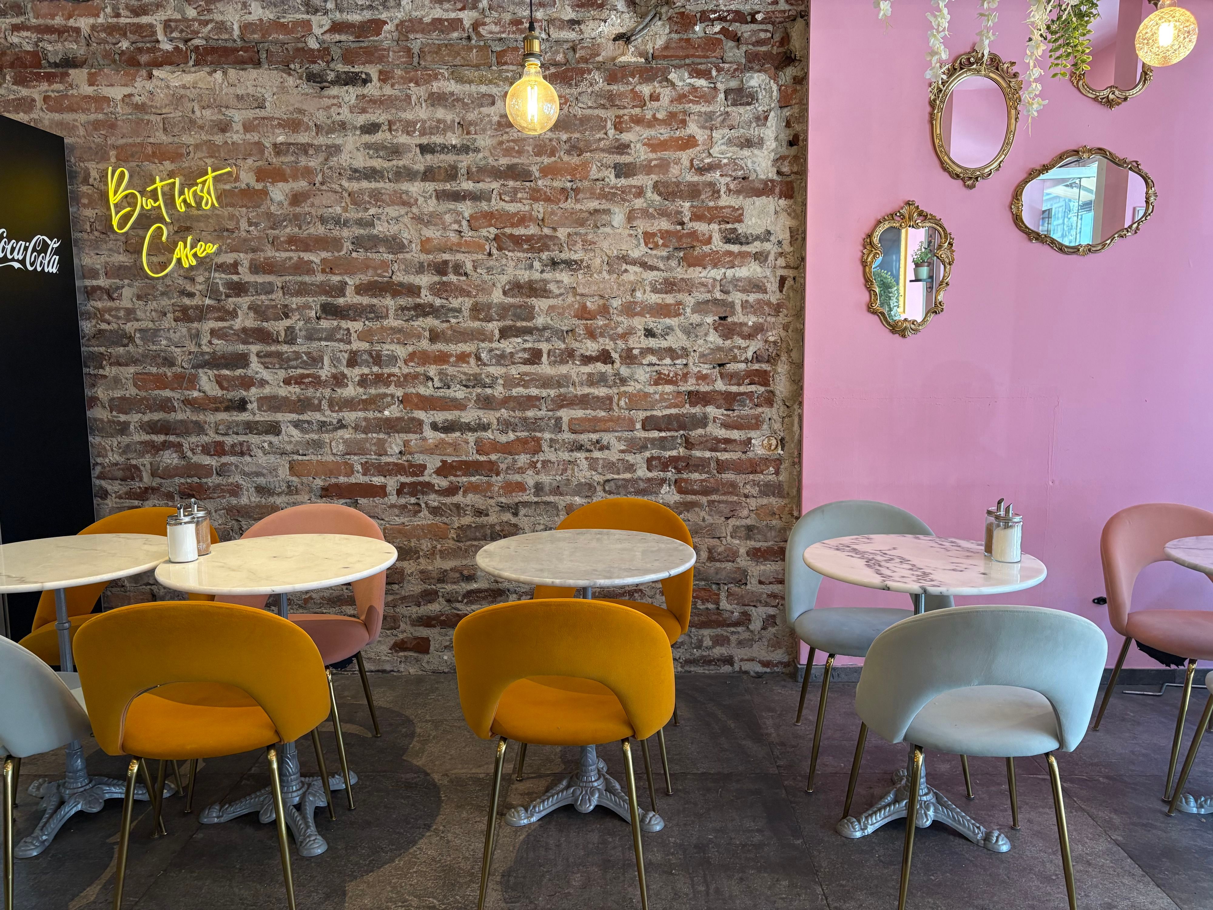 Das Café Qup in der Südstadt mit Kontrasten: Rosa Wand trifft auf Backstein.