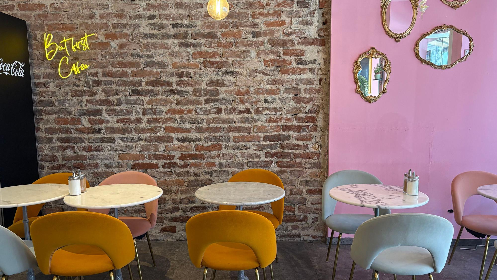 Das Café Qup in der Südstadt mit Kontrasten: Rosa Wand trifft auf Backstein.