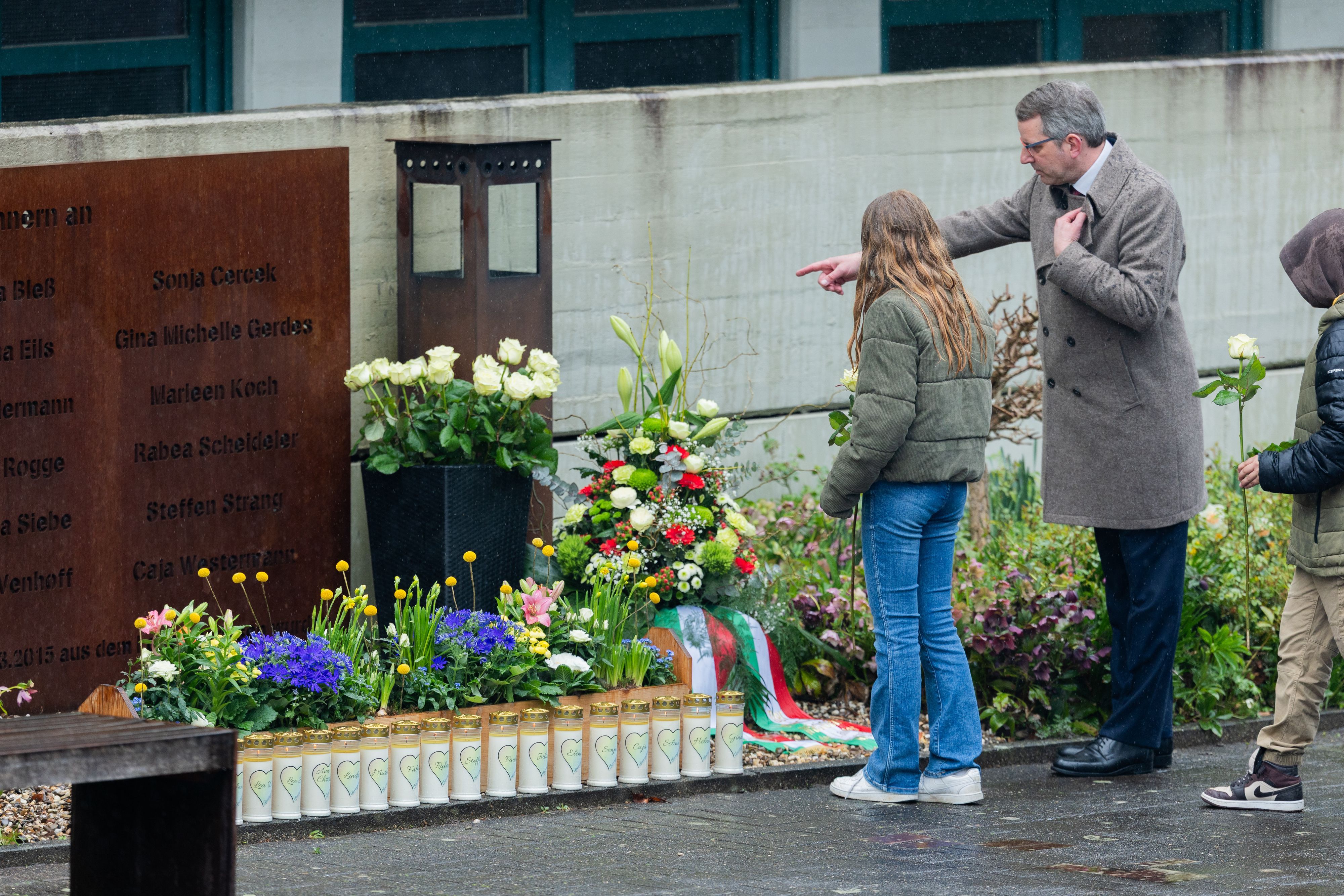 2025 legten Klassensprecherinnen des Joseph-König-Gymnasiums Rosen mit Schulleiter Christian Krahl bei einer Gedenkfeier für die Opfer des Absturzes der Germanwings-Maschine vor zehn Jahren auf dem Schulhof nieder. Unter den Toten waren 16 Schülerinnen und Schüler sowie zwei Lehrerinnen des Halterner Gymnasiums, die auf dem Rückweg von einem Schüleraustausch in Spanien waren.