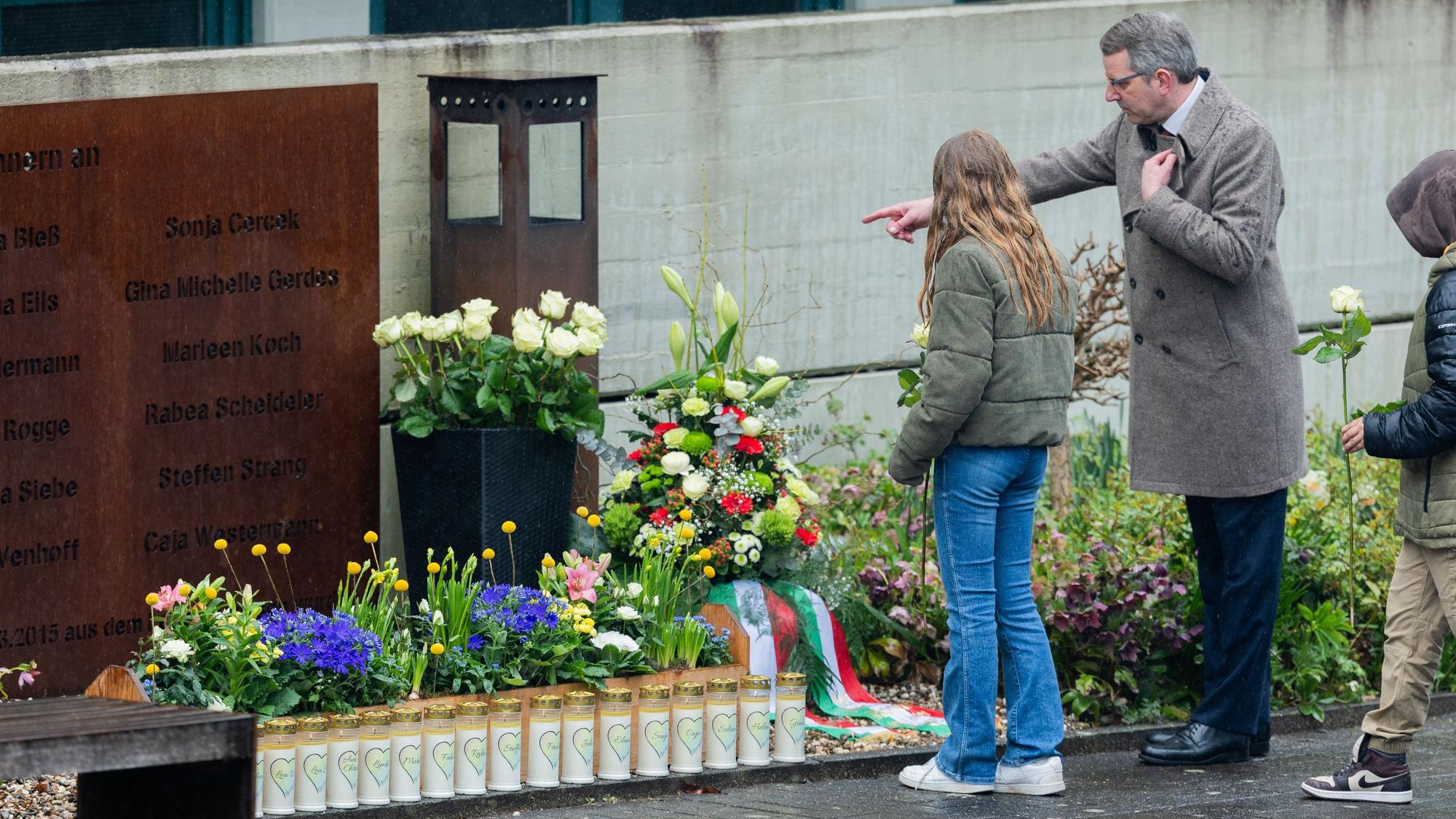 2025 legten Klassensprecherinnen des Joseph-König-Gymnasiums Rosen mit Schulleiter Christian Krahl bei einer Gedenkfeier für die Opfer des Absturzes der Germanwings-Maschine vor zehn Jahren auf dem Schulhof nieder. Unter den Toten waren 16 Schülerinnen und Schüler sowie zwei Lehrerinnen des Halterner Gymnasiums, die auf dem Rückweg von einem Schüleraustausch in Spanien waren.