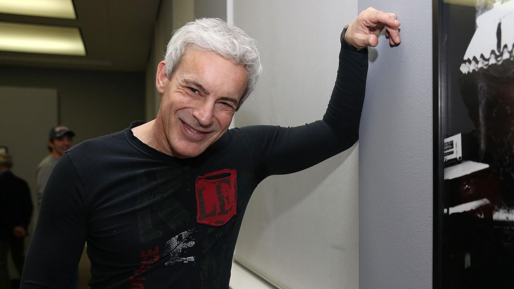 Gedeon Burkhard befindet sich derzeit offenbar in einer Schaffenskrise. Seine Beziehung mit zwei Frauen sei für ihn ein „glücklicher Hafen“. (Bild: 2024 Getty Images/Adam Berry)