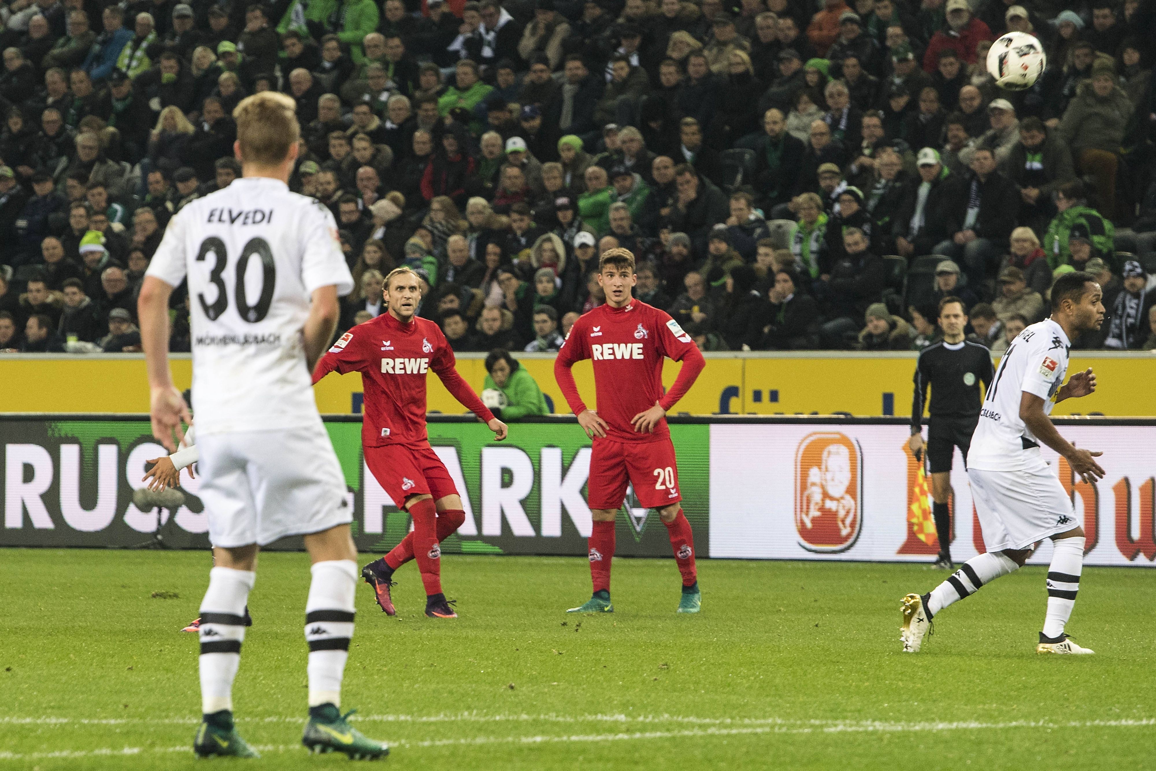 Marcel RISSE (K, 2.v.l.) erzielt das Tor, Siegtor, per Freistoss zum 2:1 unter interessierter Beobachtung von Salih OEZCAN (Özcan, K, 3.l.;) Fussball 1. Bundesliga, 11. Spieltag, Borussia Moenchengladbach (MG) - 1. FC Koeln (K) 1:2, am 19.11.2016 in Moenchengladbach / Deutschland.

Marcel Cracks K 2 v l reached the goal Siegtor Per Free kick to 2 1 under interested Observation from Salih Oezcan Özcan K 3 l Football 1 Bundesliga 11 Matchday Borussia Moenchengladbach MG 1 FC Cologne K 1 2 at 19 11 2016 in Moenchengladbach Germany