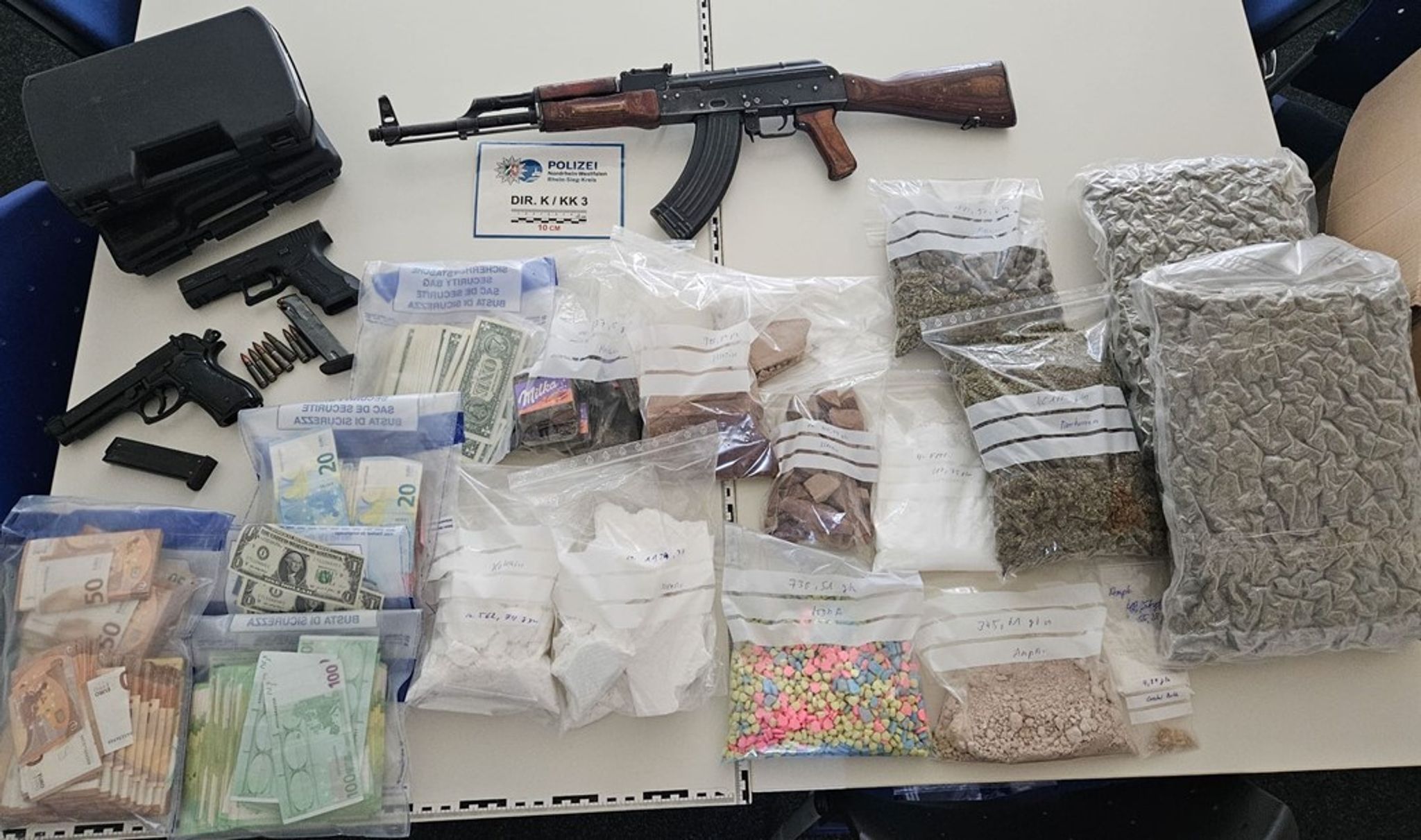 Polizei stellt Drogen und Waffen sicher