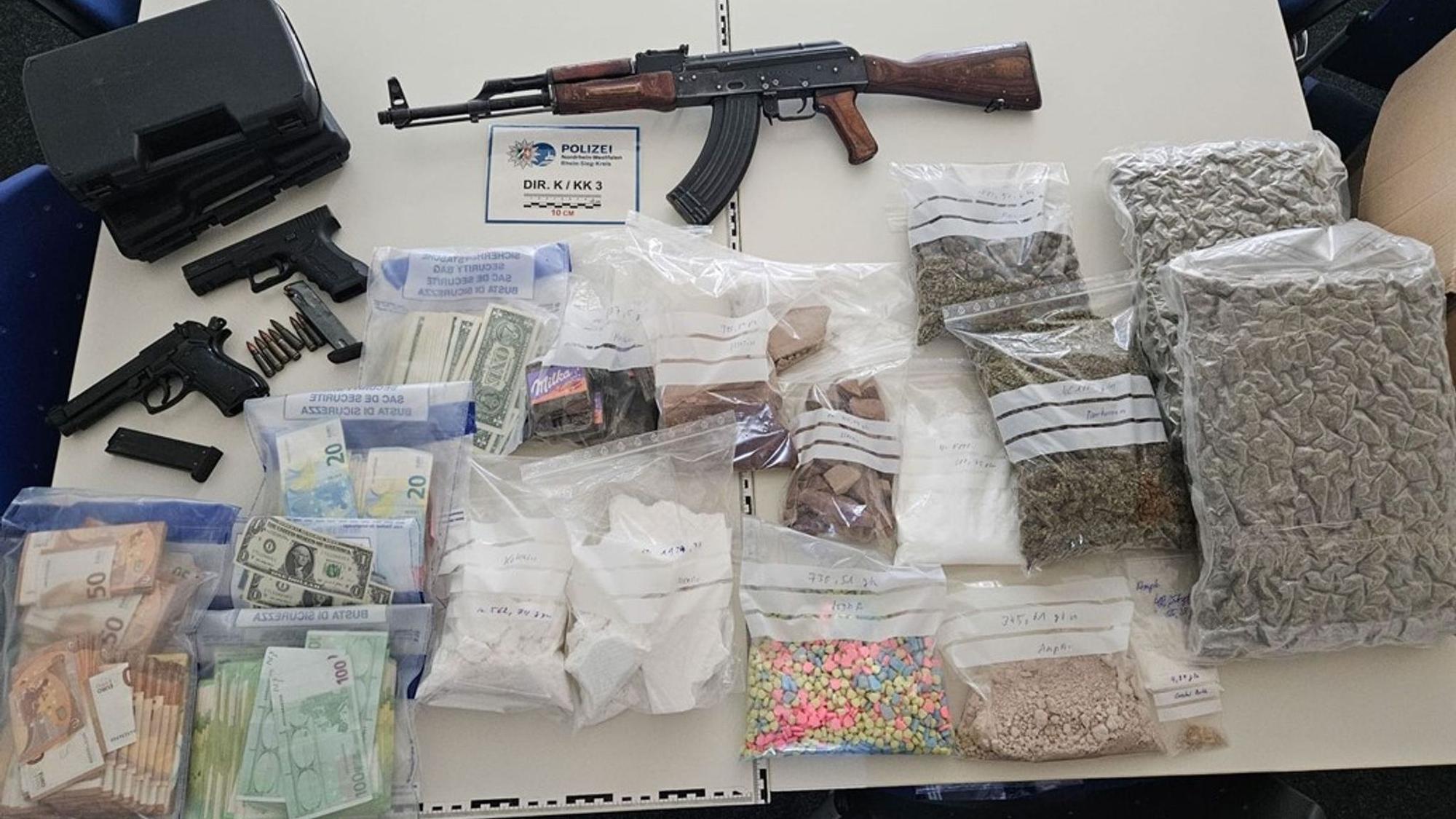 Polizei stellt Drogen und Waffen sicher