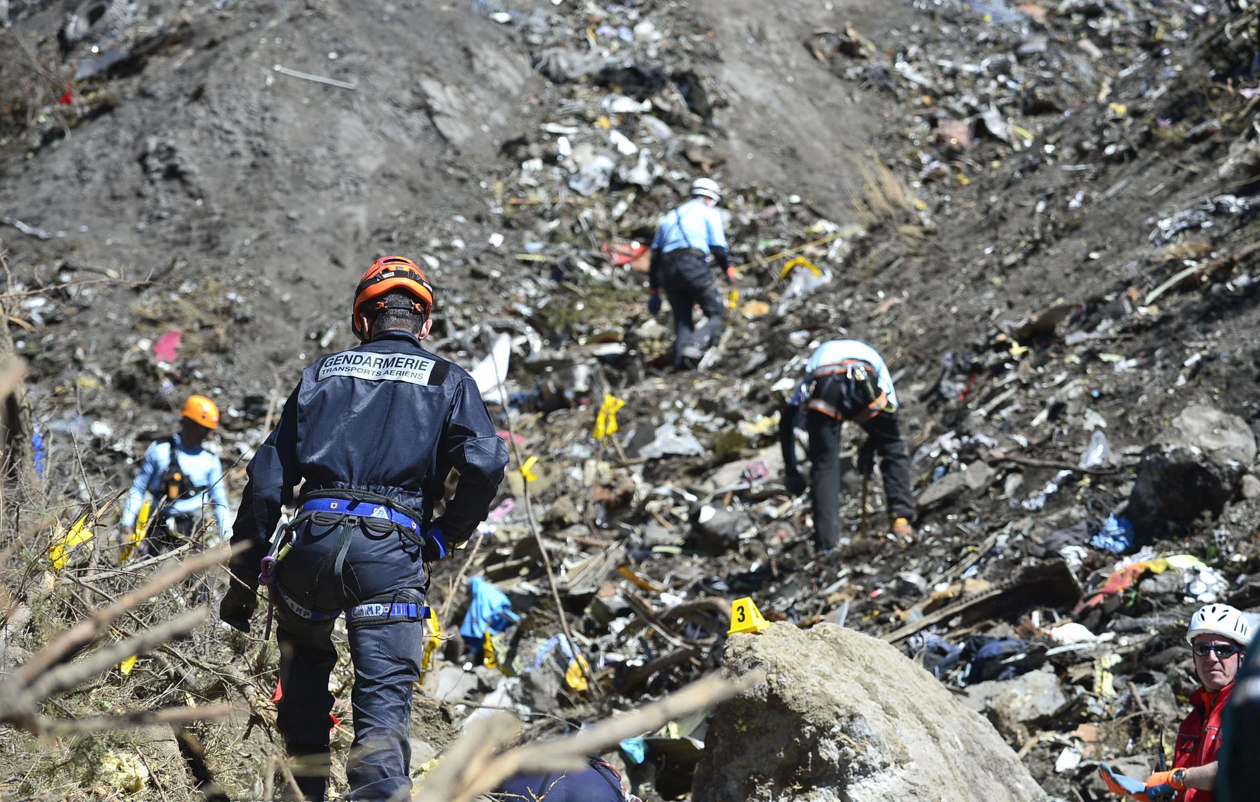 Das Foto zeigt einen Gendarmen an der Absturzstelle des Germanwings-Airbus A320 bei Le Vernet in den französischen Alpen. (Archivbild)