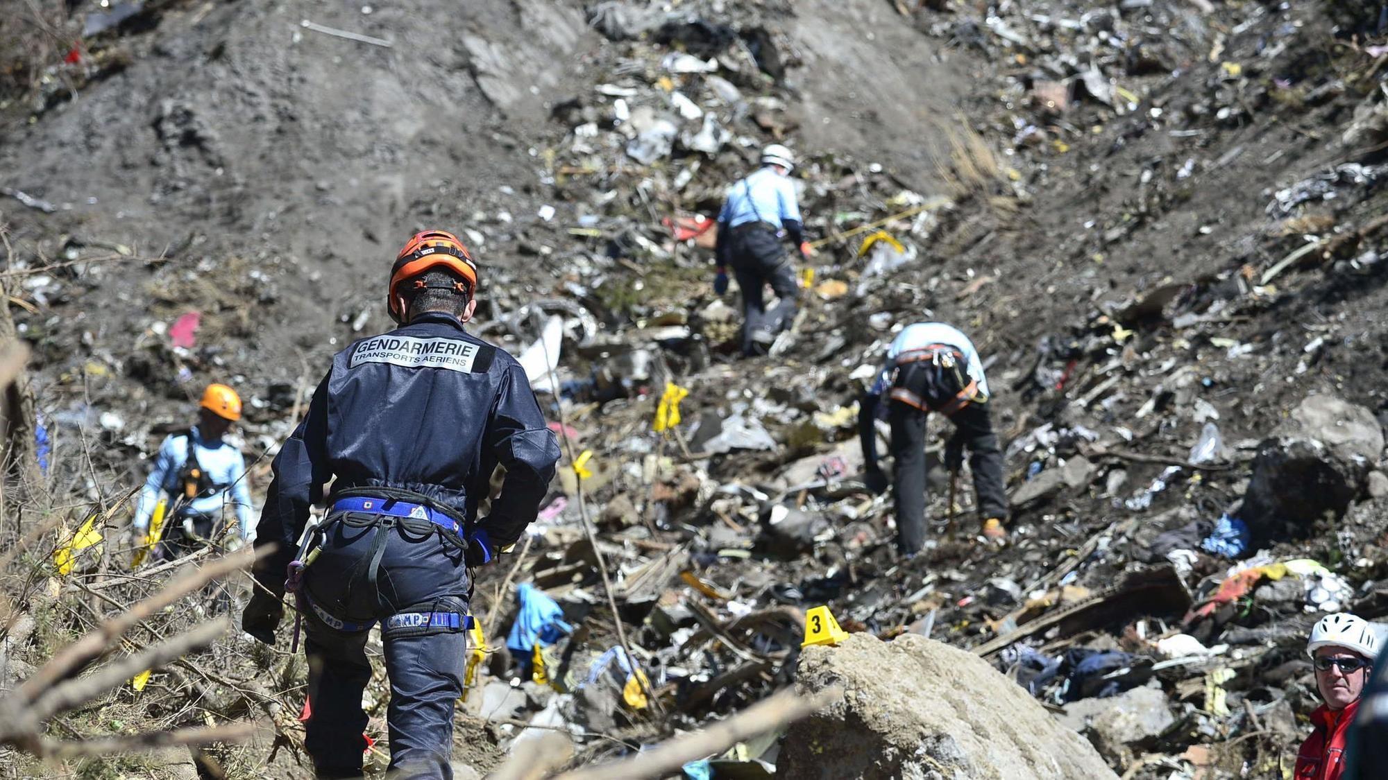 Das Foto zeigt einen Gendarmen an der Absturzstelle des Germanwings-Airbus A320 bei Le Vernet in den französischen Alpen. (Archivbild)