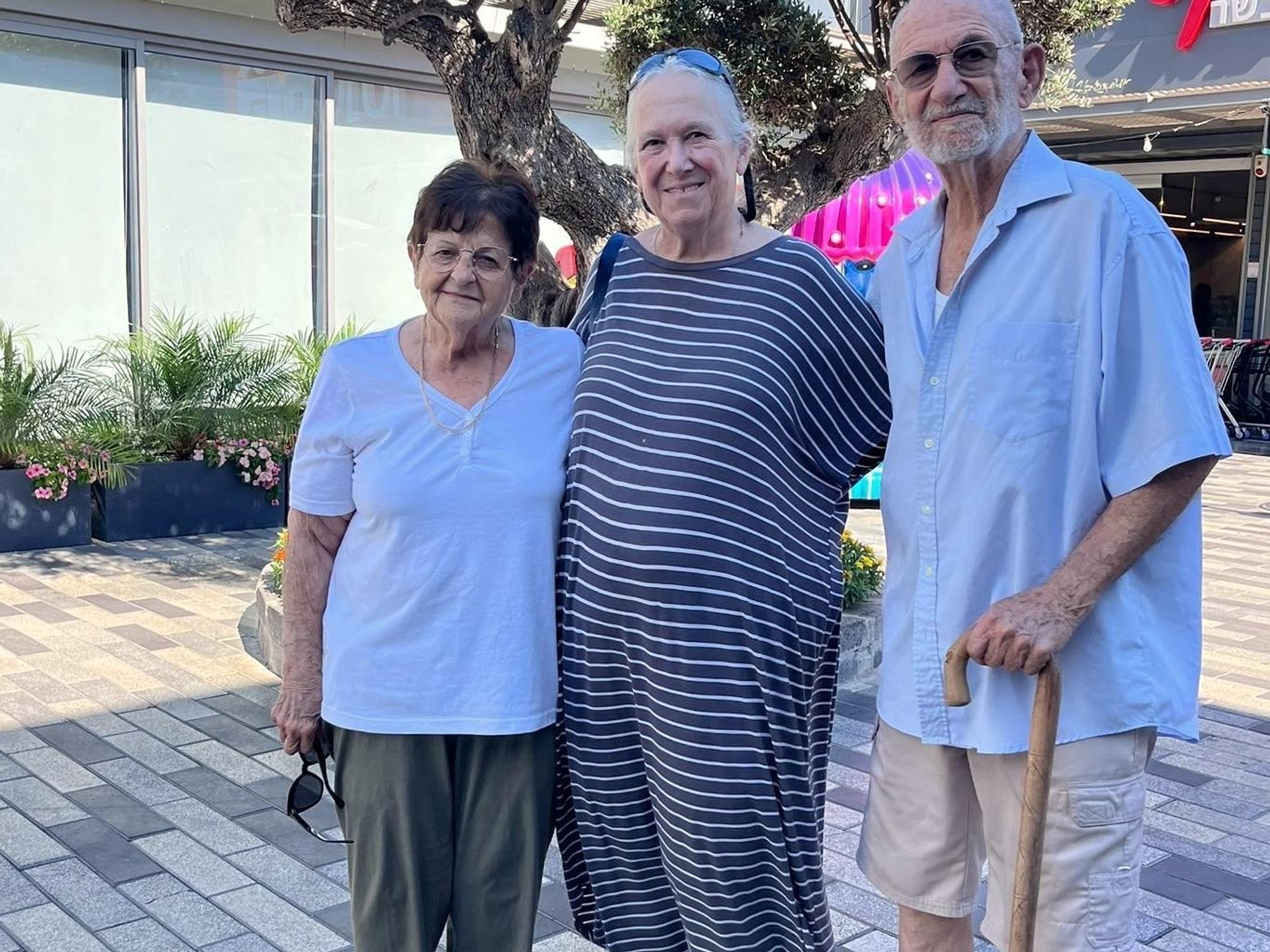 Die Deutsch-Israelin und frühere Geiseln Margalit Moses (M) steht mit ihrem Bruder Chanan Cohen (r) und dessen Frau Edna Cohen vor einem Einkaufszentrum.
