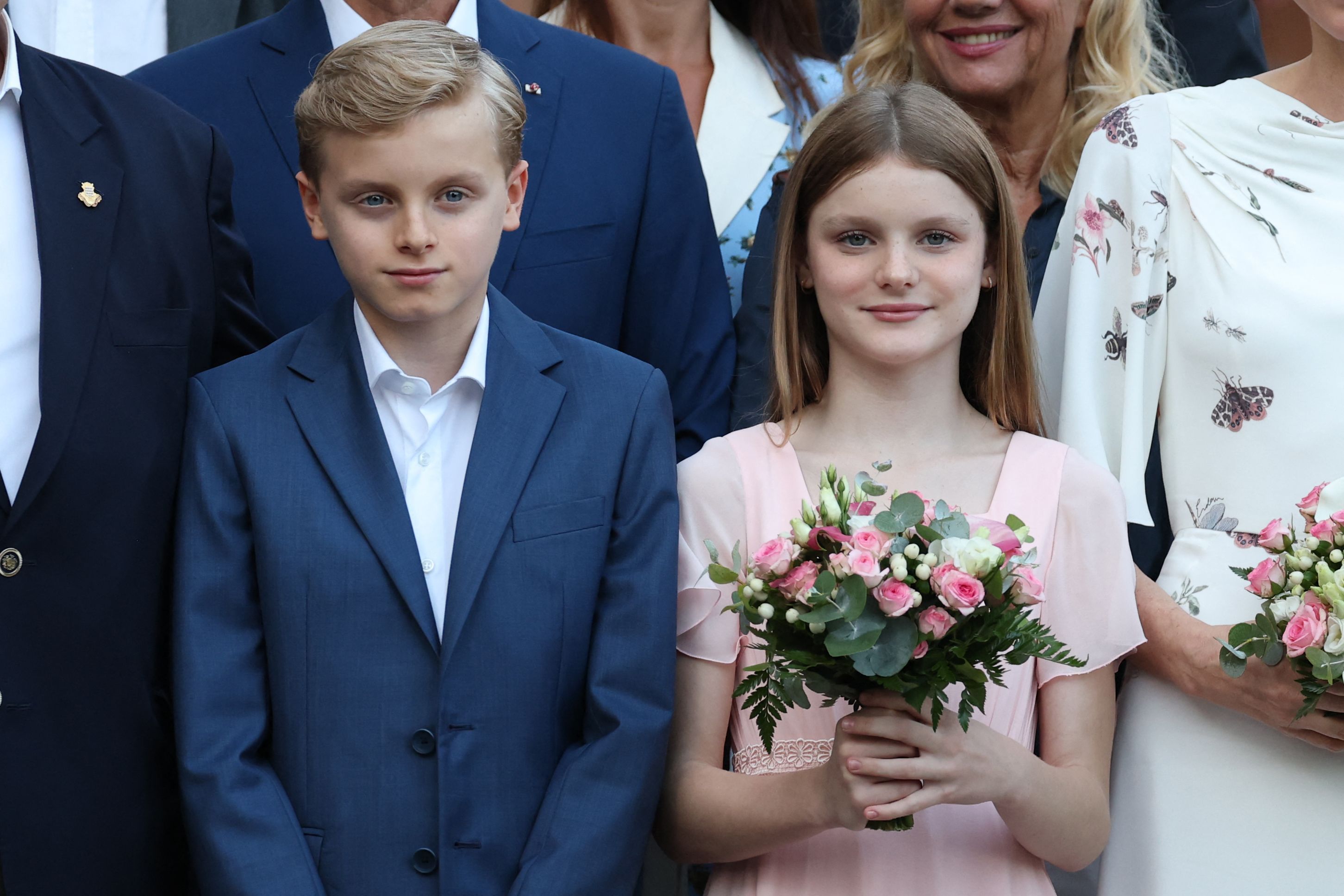 Die Zwillinge von Fürstin Charlène und Fürst Albert posieren.