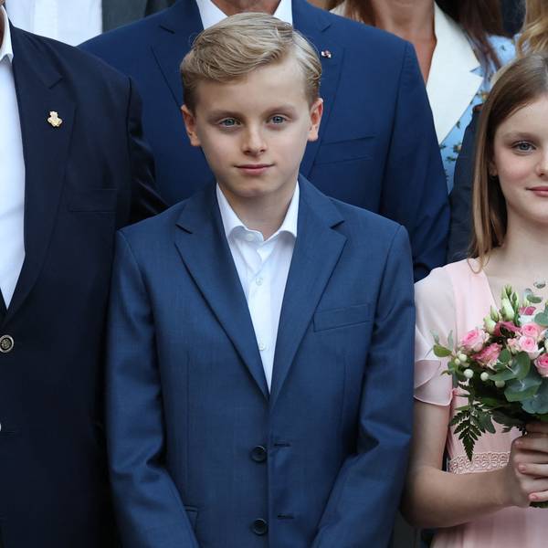 Die Zwillinge von Fürstin Charlène und Fürst Albert posieren.
