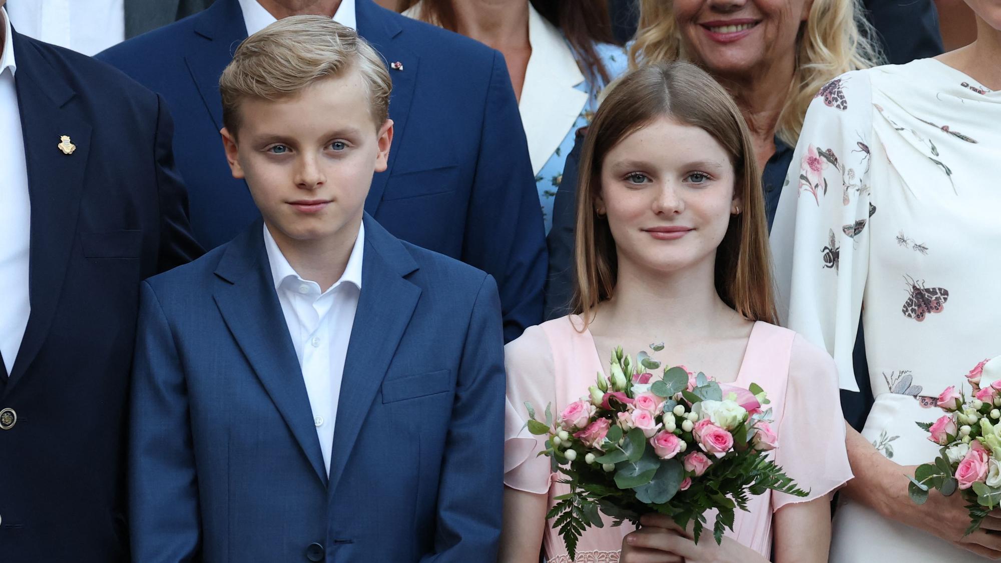 Die Zwillinge von Fürstin Charlène und Fürst Albert posieren.