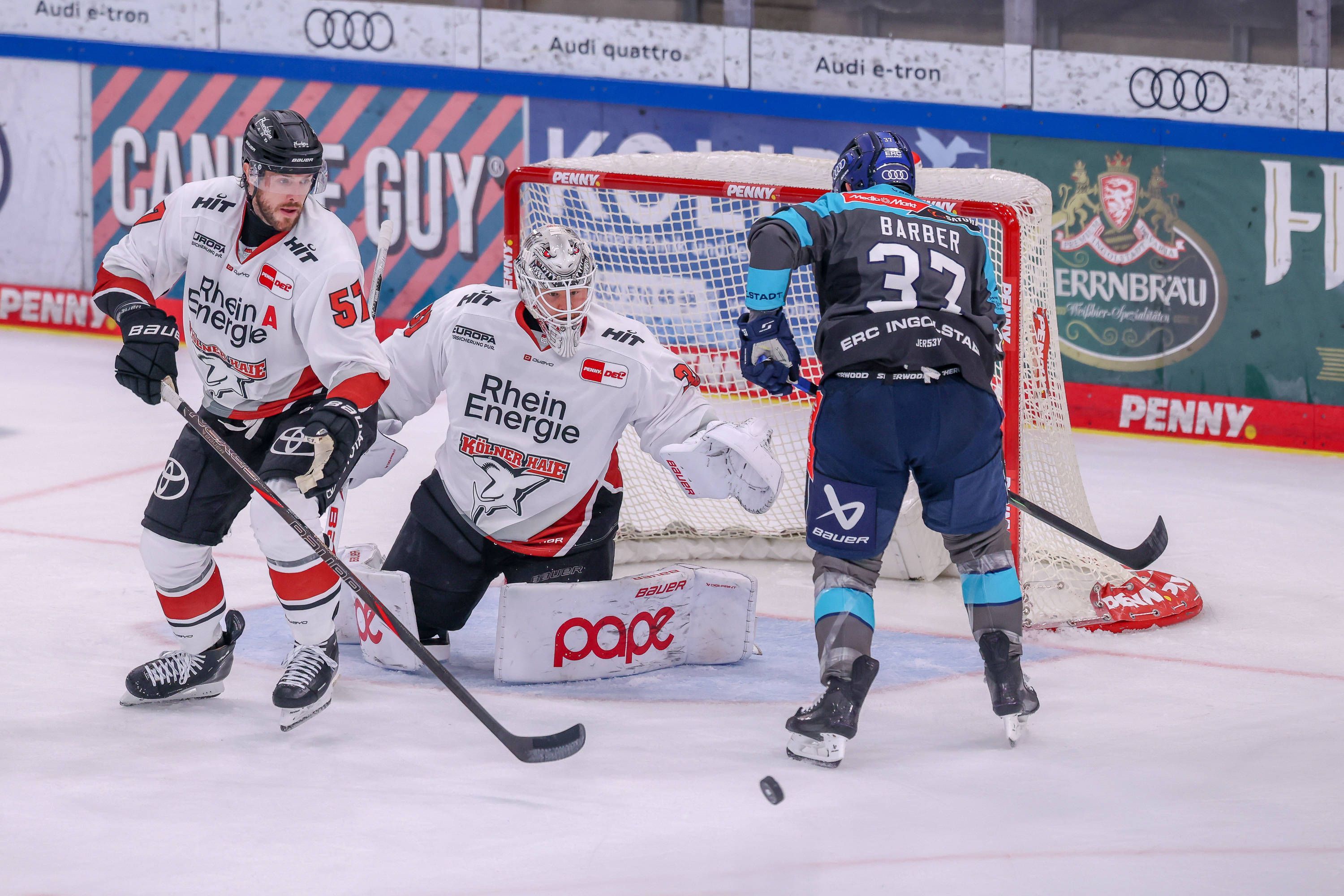 Ingolstadt, Deutschland 04. Oktober 2026: PENNY DEL - 2026/2027 - Sp. 6 - ERC Ingolstadt gegen Kölner Haie Im Bild: v. li. im Zweikampf Brady Austin KEC, Torhüter Nico Wiens KEC und Riley Barber ERCI *** Ingolstadt, Germany, October 4, 2026 PENNY DEL 20262027, Game 6: ERC Ingolstadt vs. Kölner Haie. Pictured, from left, in a one-on-one battle: Brady Austin KEC, goalie Nico Wiens KEC, and Riley Barber ERC Ingolstadt. Copyright: xFotostandx/xSchäferx