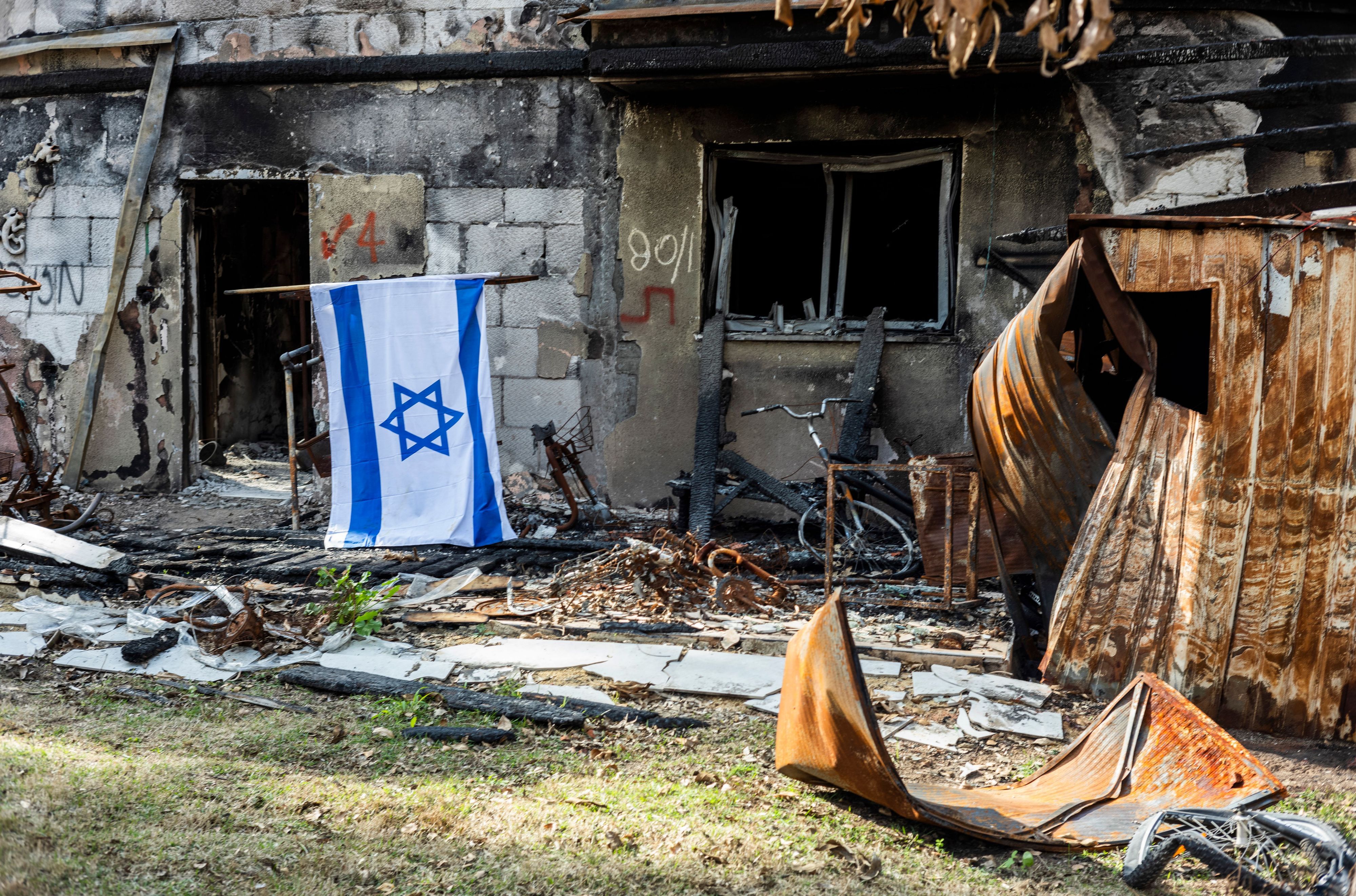Blick auf ein zerstörtes Gebäude im Kibbutz Beeri, einem der am stärksten betroffenen Gebiete der Hamas am 7. Oktober. (Archivbild)