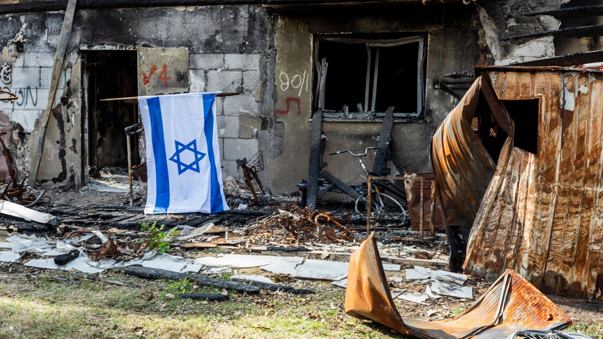 Blick auf ein zerstörtes Gebäude im Kibbutz Beeri, einem der am stärksten betroffenen Gebiete der Hamas am 7. Oktober. (Archivbild)