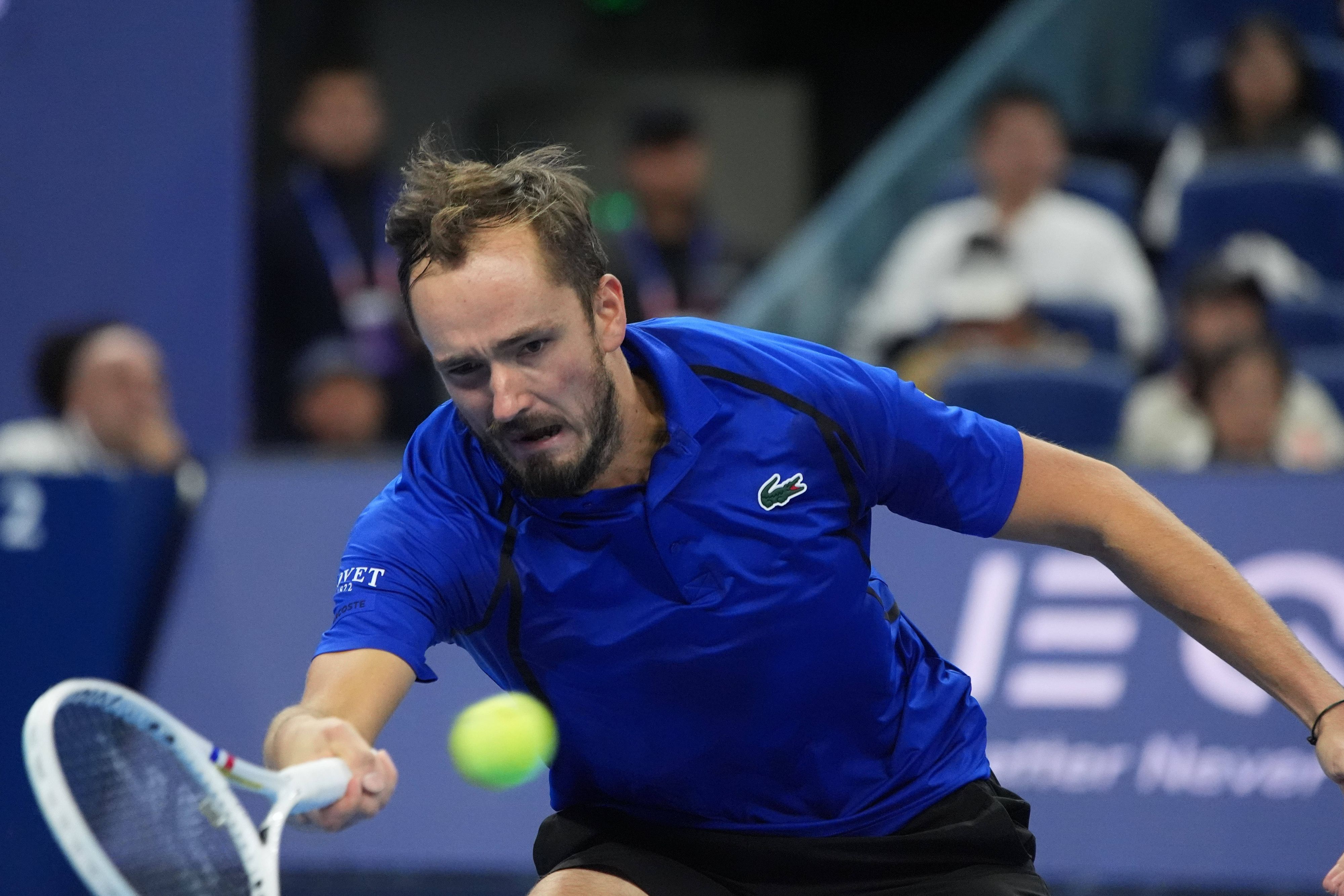 Daniil Medvedev schlägt eine Vorhand.