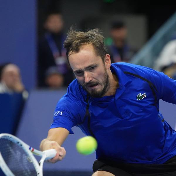Daniil Medvedev schlägt eine Vorhand.
