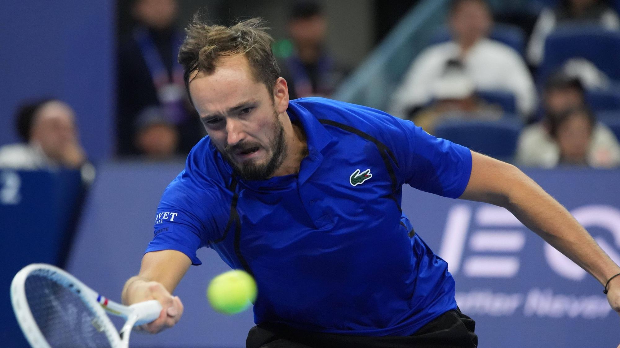 Daniil Medvedev schlägt eine Vorhand.