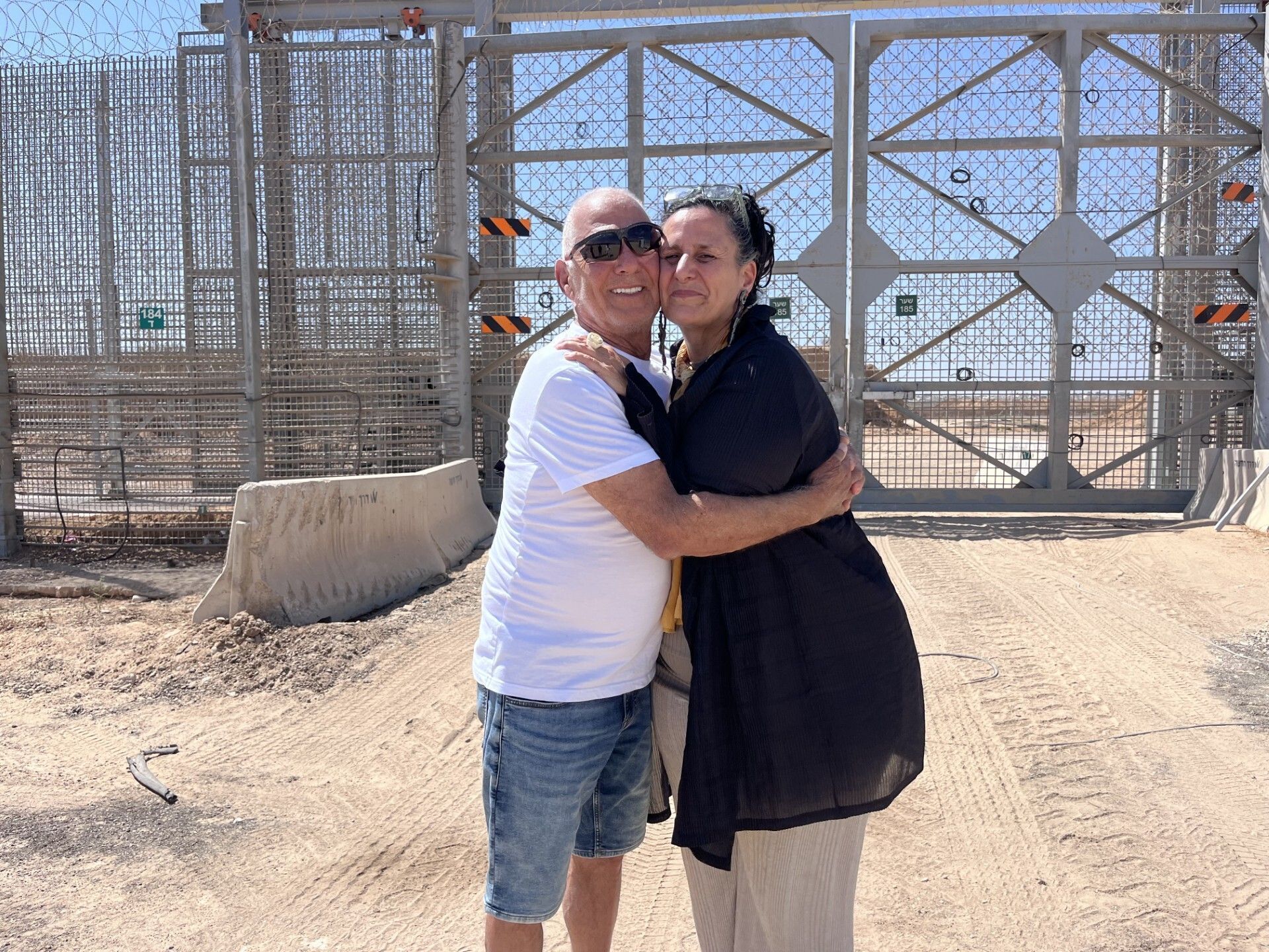 Der Deutsch-Israeli Gadi Moses, der lange Zeit im Gazastreifen als Geisel festgehalten wurde, steht mit seiner Nichte Efrat Machikawa vor dem Grenzzaun zum Gazastreifen.