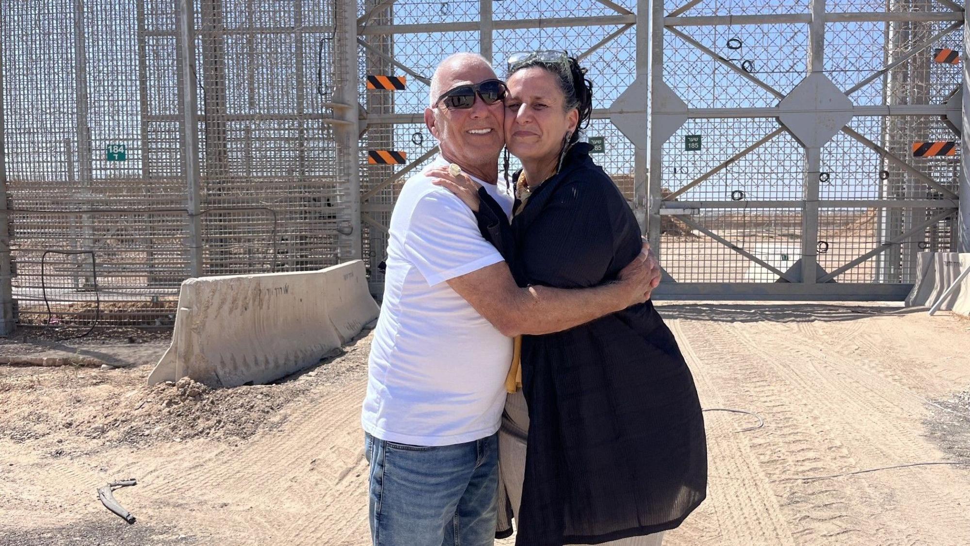 Der Deutsch-Israeli Gadi Moses, der lange Zeit im Gazastreifen als Geisel festgehalten wurde, steht mit seiner Nichte Efrat Machikawa vor dem Grenzzaun zum Gazastreifen.