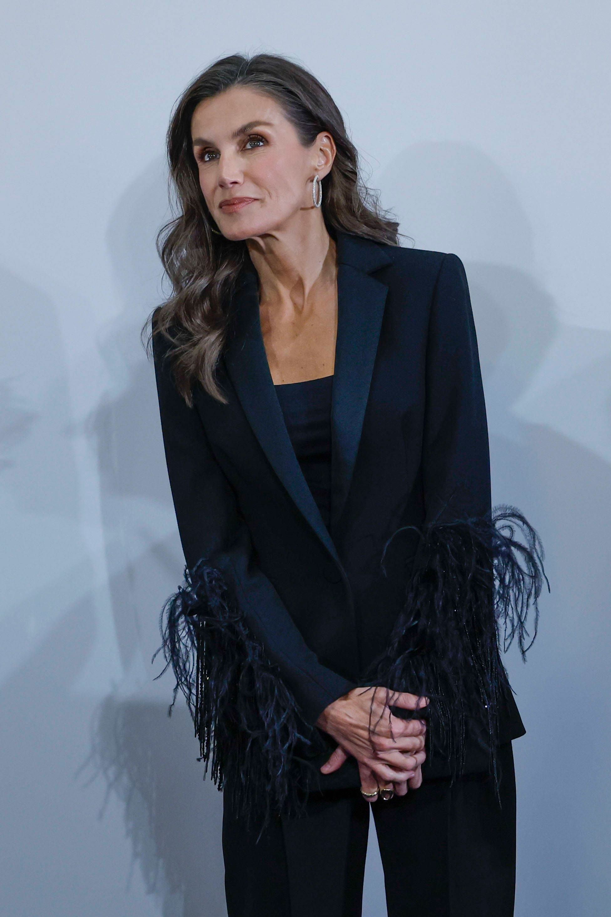 Königin Letizia beim Vorabend-Empfang in Helsinki im schwarzen Pertegaz-Smoking mit verzierten Feder-Ärmeln.