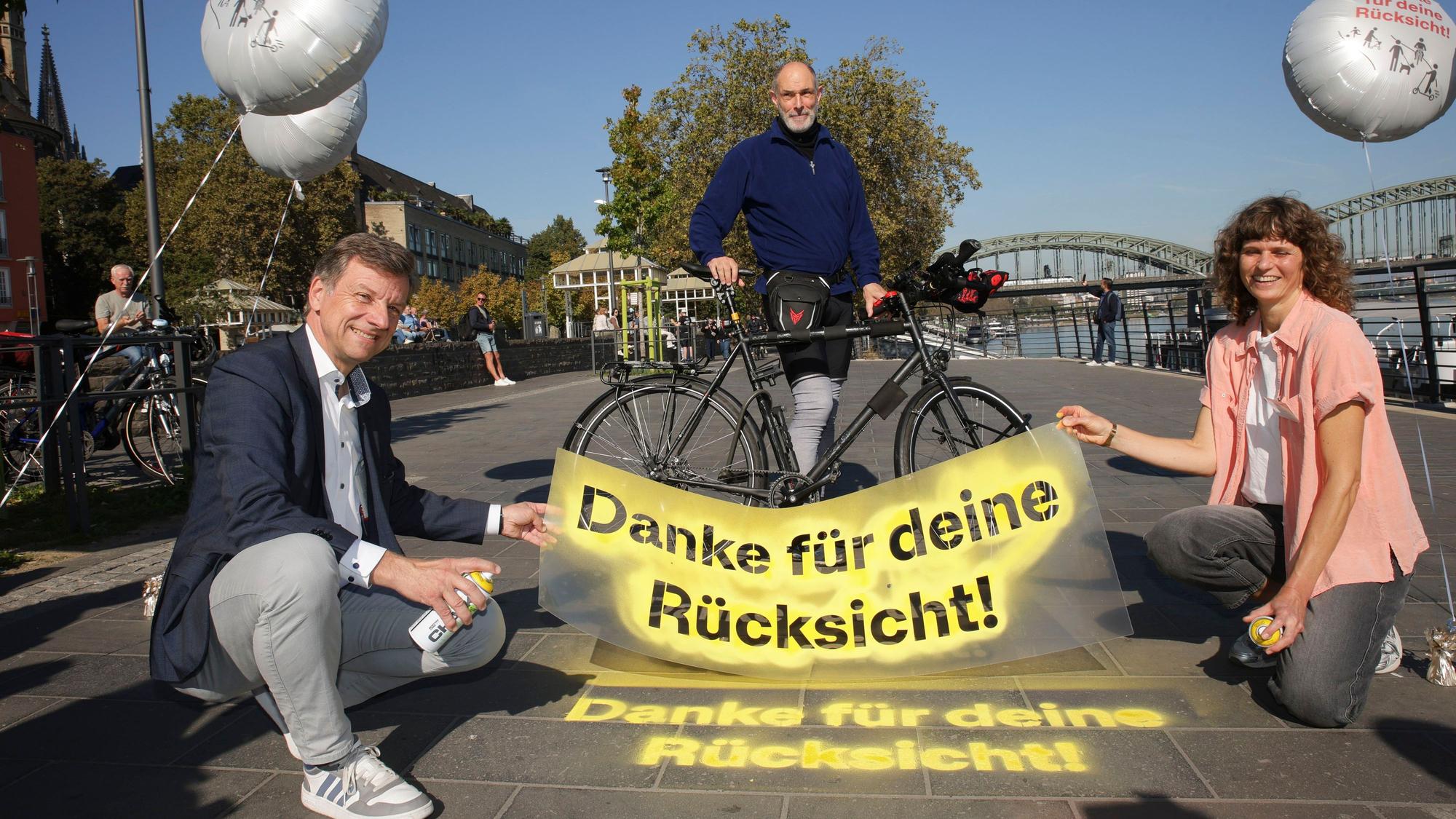 Ascan Egerer (Verkehrsbeauftragter der Stadt Köln), Fahrradfahrer Andreas Stengel, Britta Buch (Fußverkehrsbeauftragte der Stadt Köln) bei der Vorstellung der Kampagne der Stadt Köln zur Rücksichtnahme im Straßenverkehr.