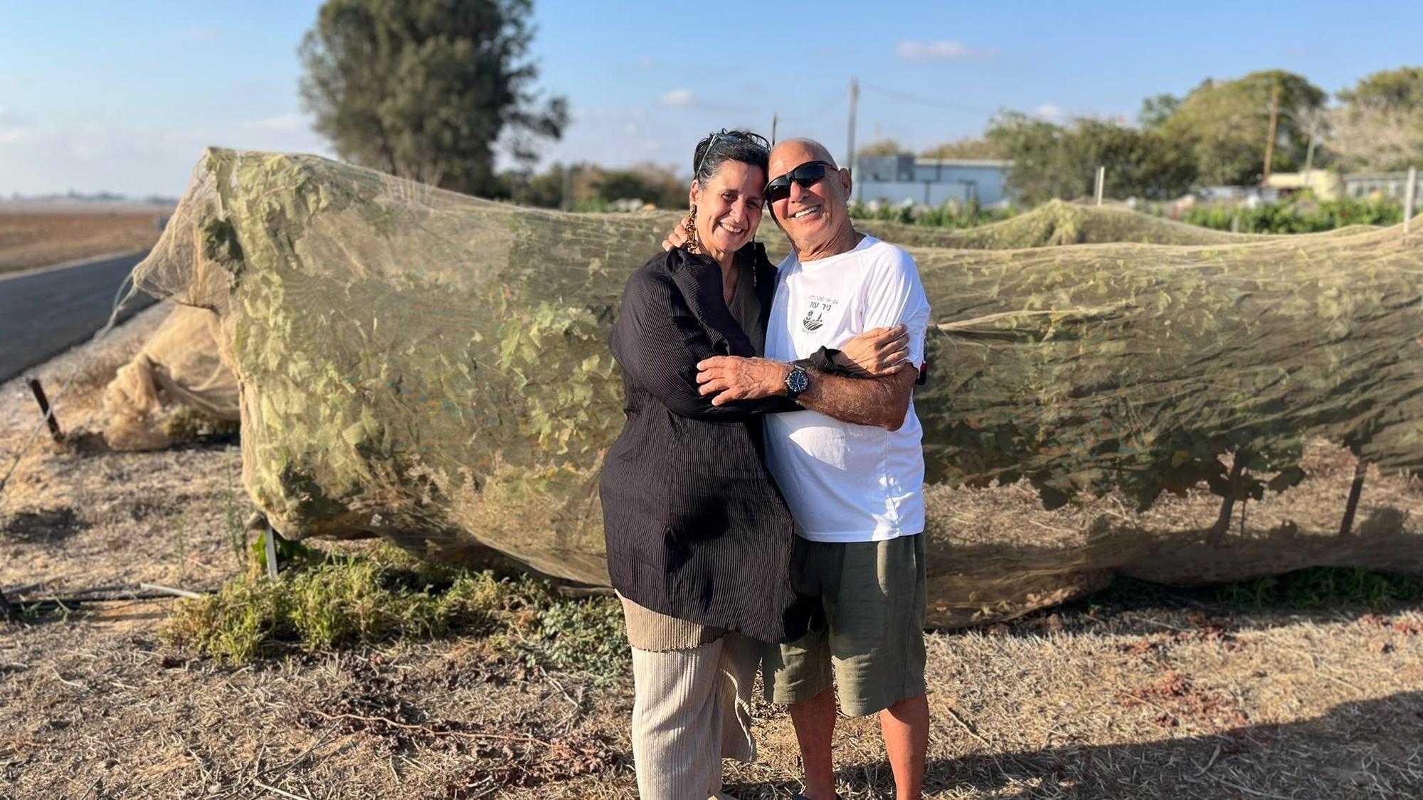 Der Deutsch-Israeli Gadi Moses, der lange Zeit im Gazastreifen als Geisel festgehalten wurde, steht mit seiner Nichte Efrat Machikawa auf einem Weingut. Die Terrororganisation Hamas und mit ihr verbündete Gruppen töteten am 7. Oktober 2023 bei einem Terrorangriff in Israel Hunderte Menschen und verschleppten viele weitere in den Gazastreifen.