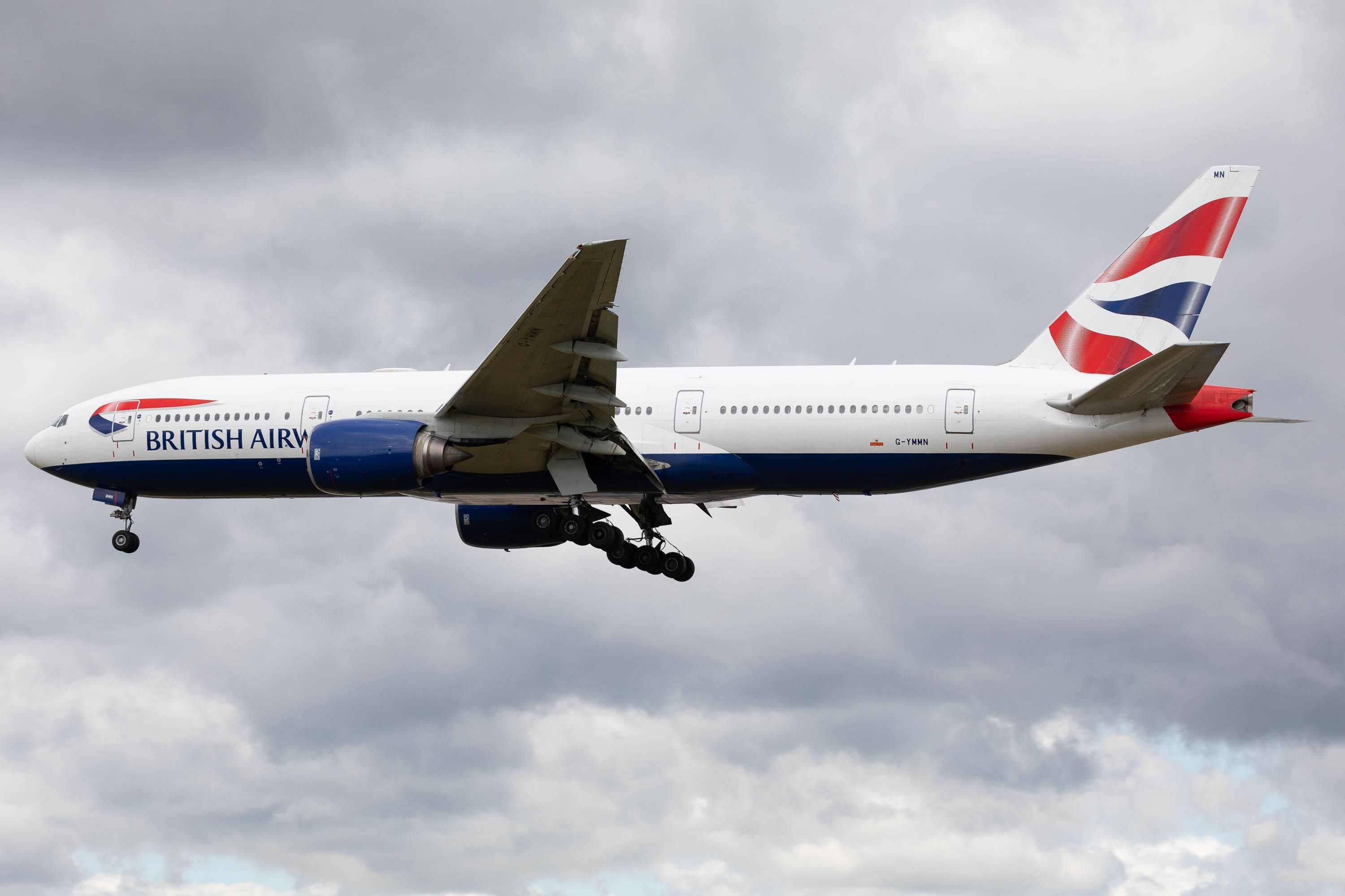 Eine Boeing 777 von British Airways bei der Landung.