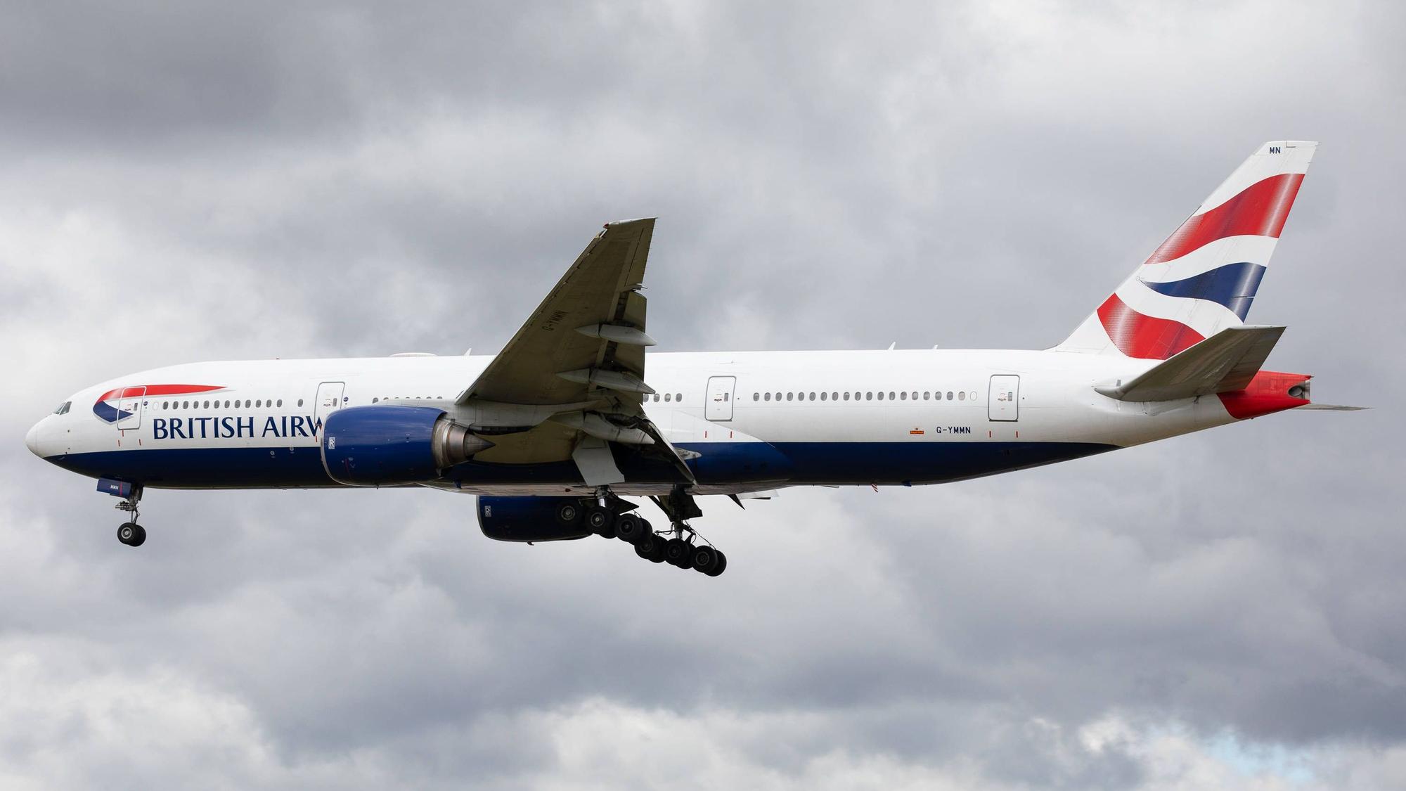 Eine Boeing 777 von British Airways bei der Landung.