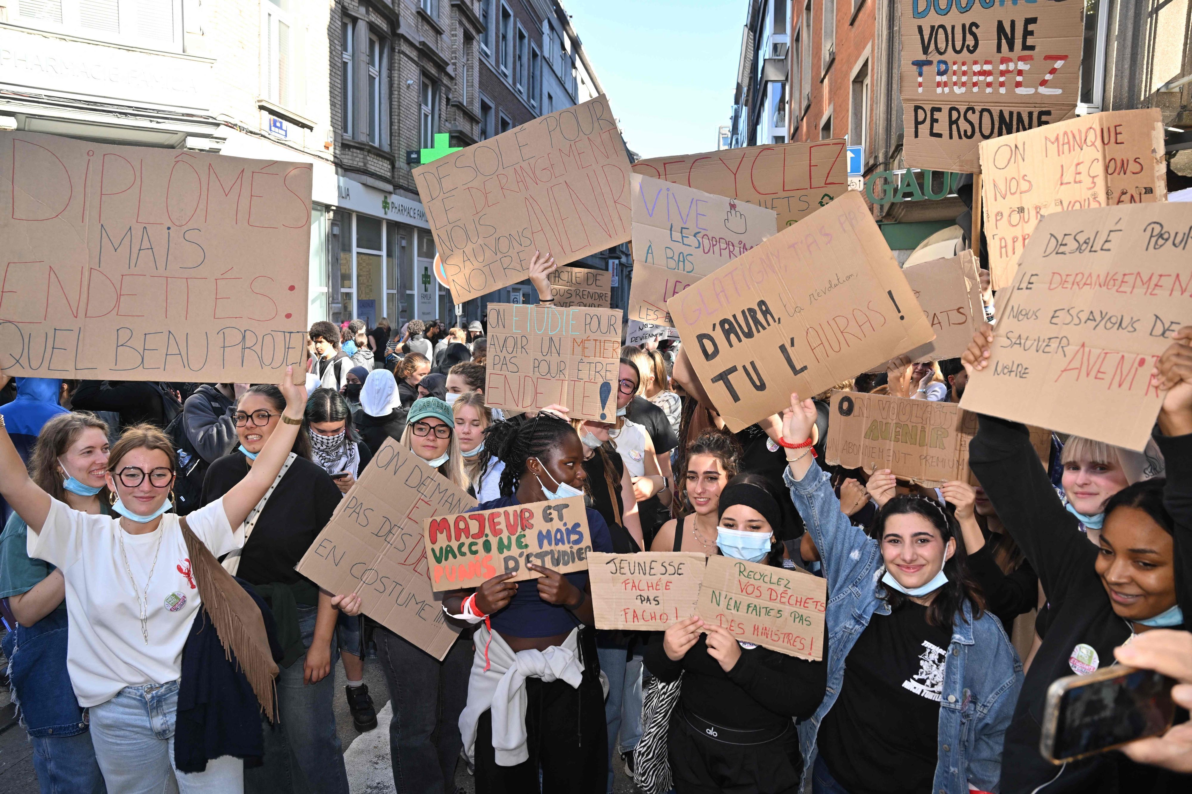 Demonstrierende versammeln sich am 6. Oktober 2026 in Lüttich bei einem Protest gegen Bildungsreformen und Haushaltskürzungen.