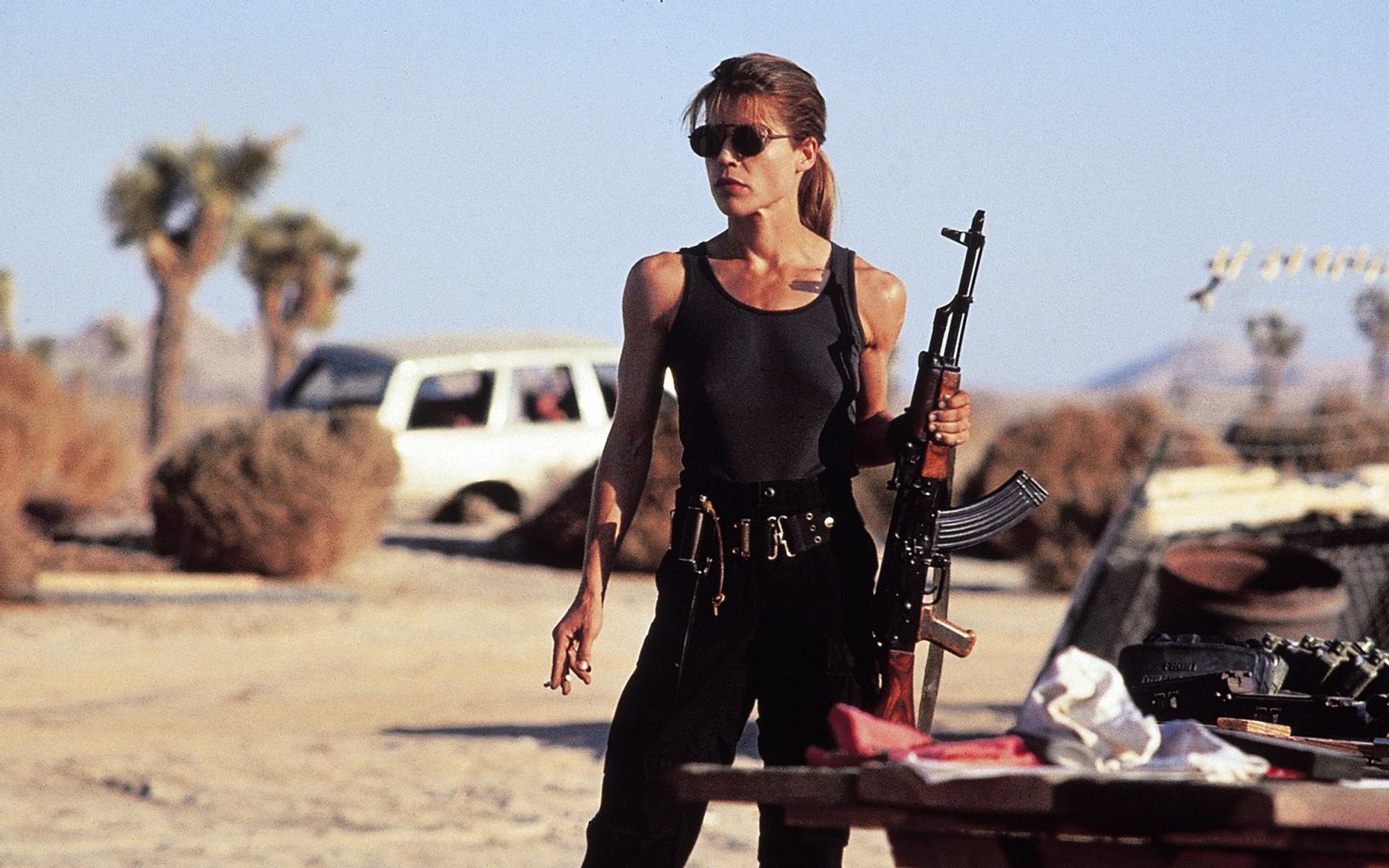 Sarah Connor (Linda Hamilton) ist zunächst misstrauisch, was den Terminator angeht. Immerhin hatte ein anderes Modell seiner Art mal versucht, sie zu töten. (Bild: 1991 STUDIOCANAL. All Rights Reserved.)