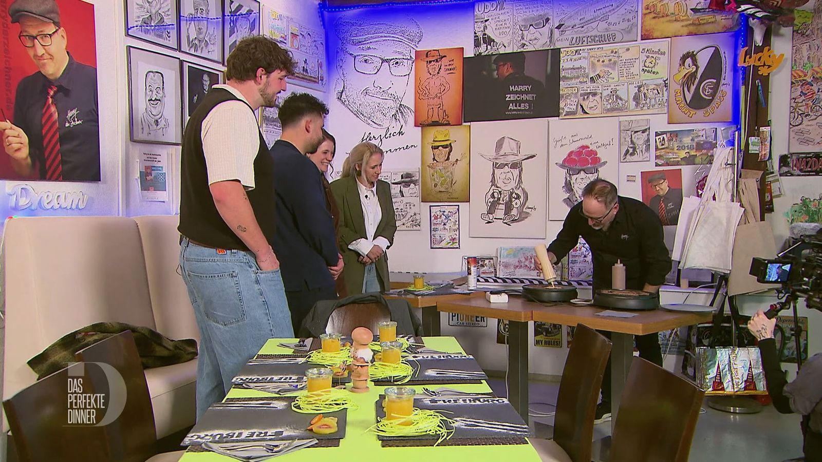 Harry zeichnet Comicfiguren-Pfannkuchen live vor den Augen seiner Gäste.
 (Bild: RTL)
