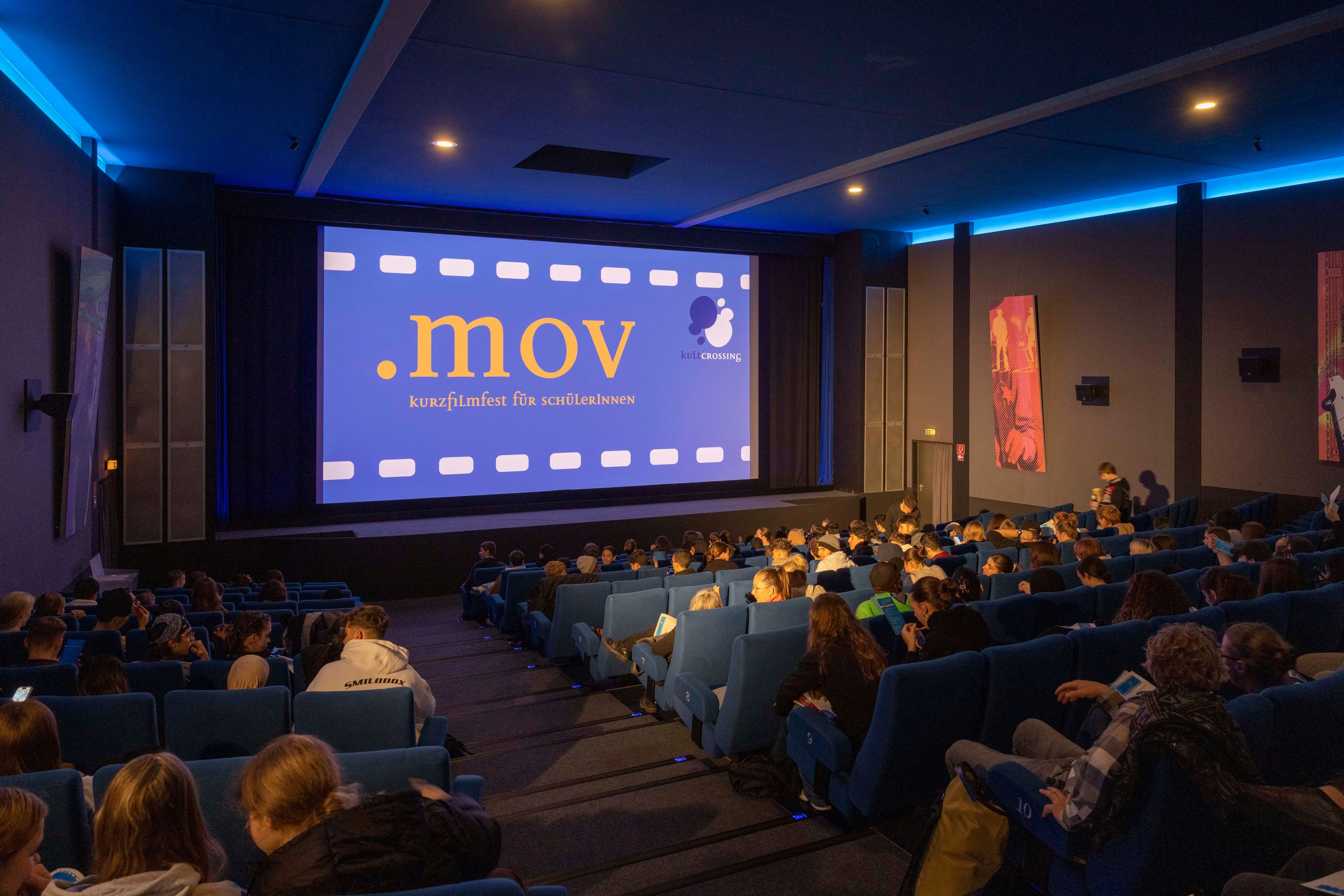 Schülerinnen und Schüler in einem Kinosaal beim Kurzfilmfest „.mov“