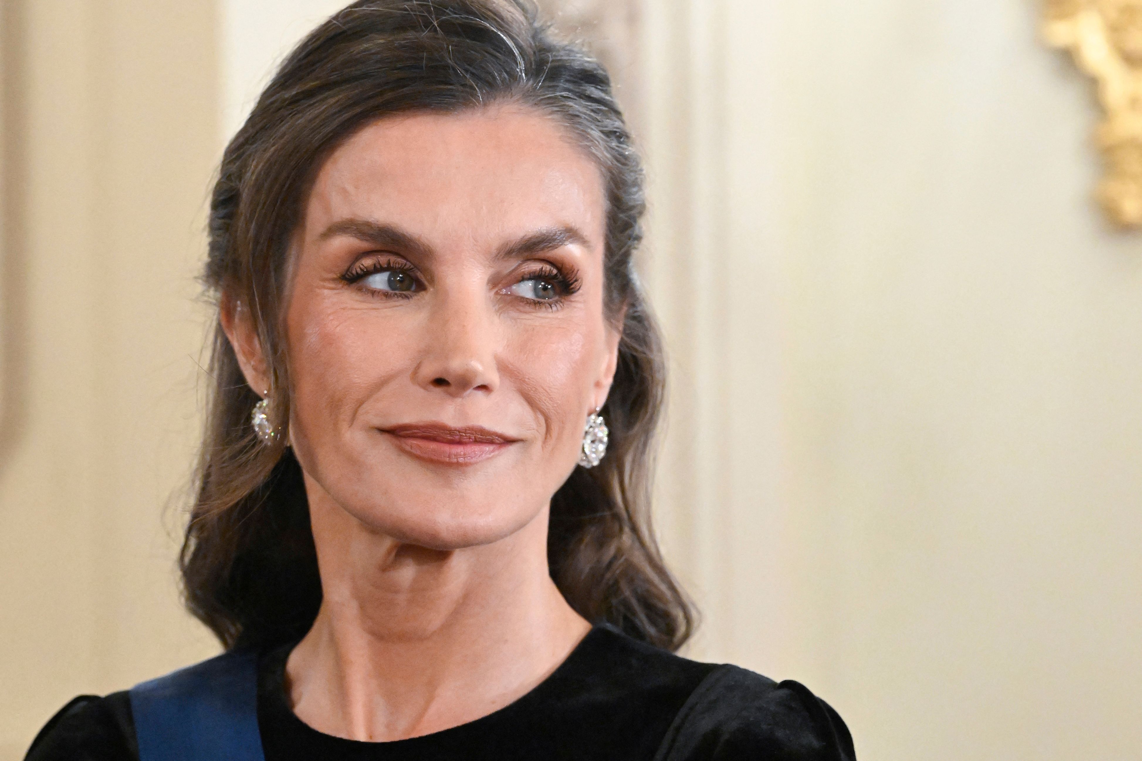 Königin Letizia von Spanien zog beim feierlichen Staatsbankett im finnischen Präsidentenpalast mit ihrer neuen Wellenfrisur alle Blicke auf sich.