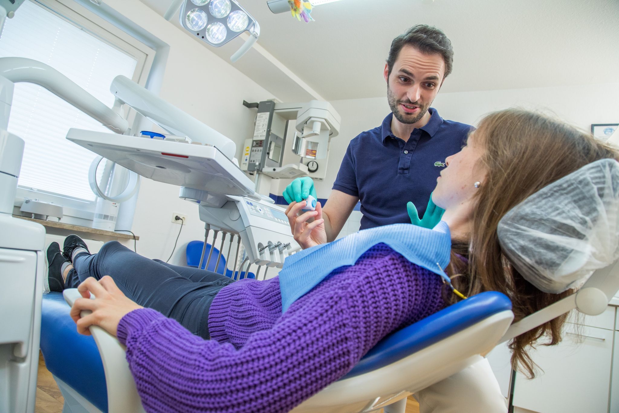 Eine Patientin beim Zahnarzt