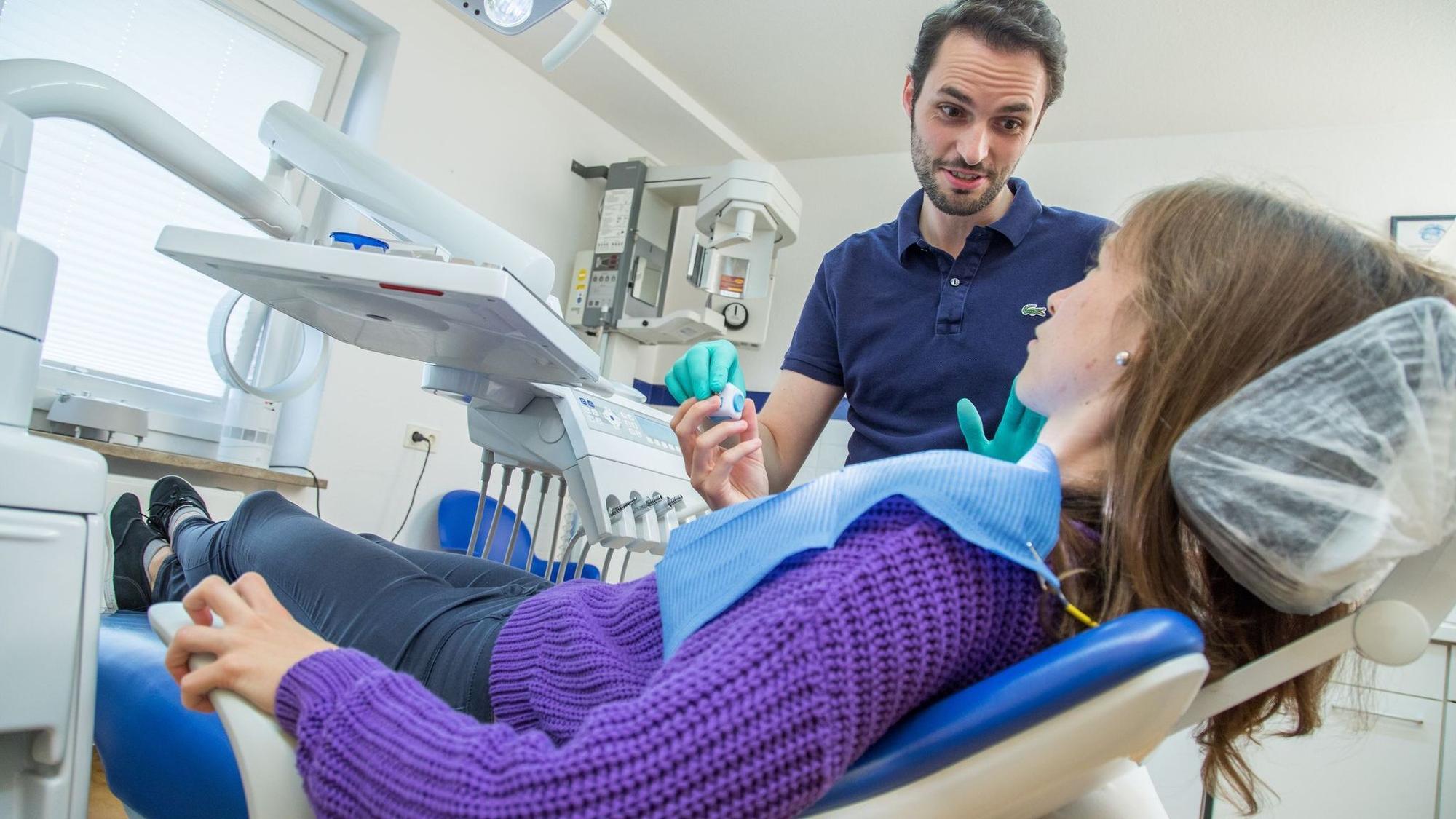 Eine Patientin beim Zahnarzt