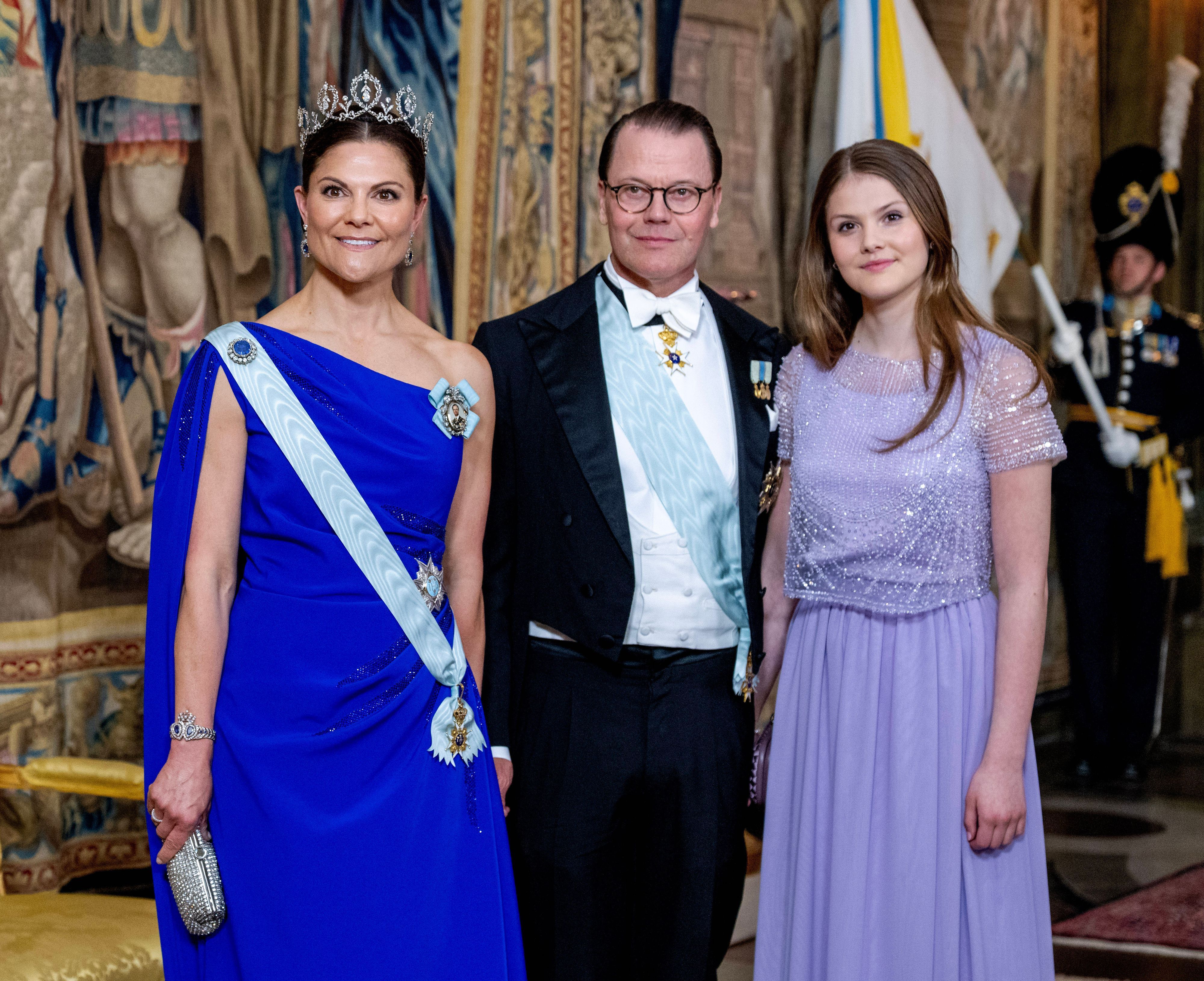 Kronprinzessin Victoria, Prinz Daniel und Prinzessin Estelle posieren im Palast.