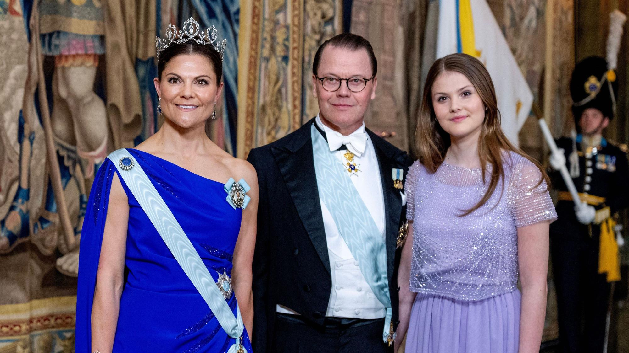 Kronprinzessin Victoria, Prinz Daniel und Prinzessin Estelle posieren im Palast.