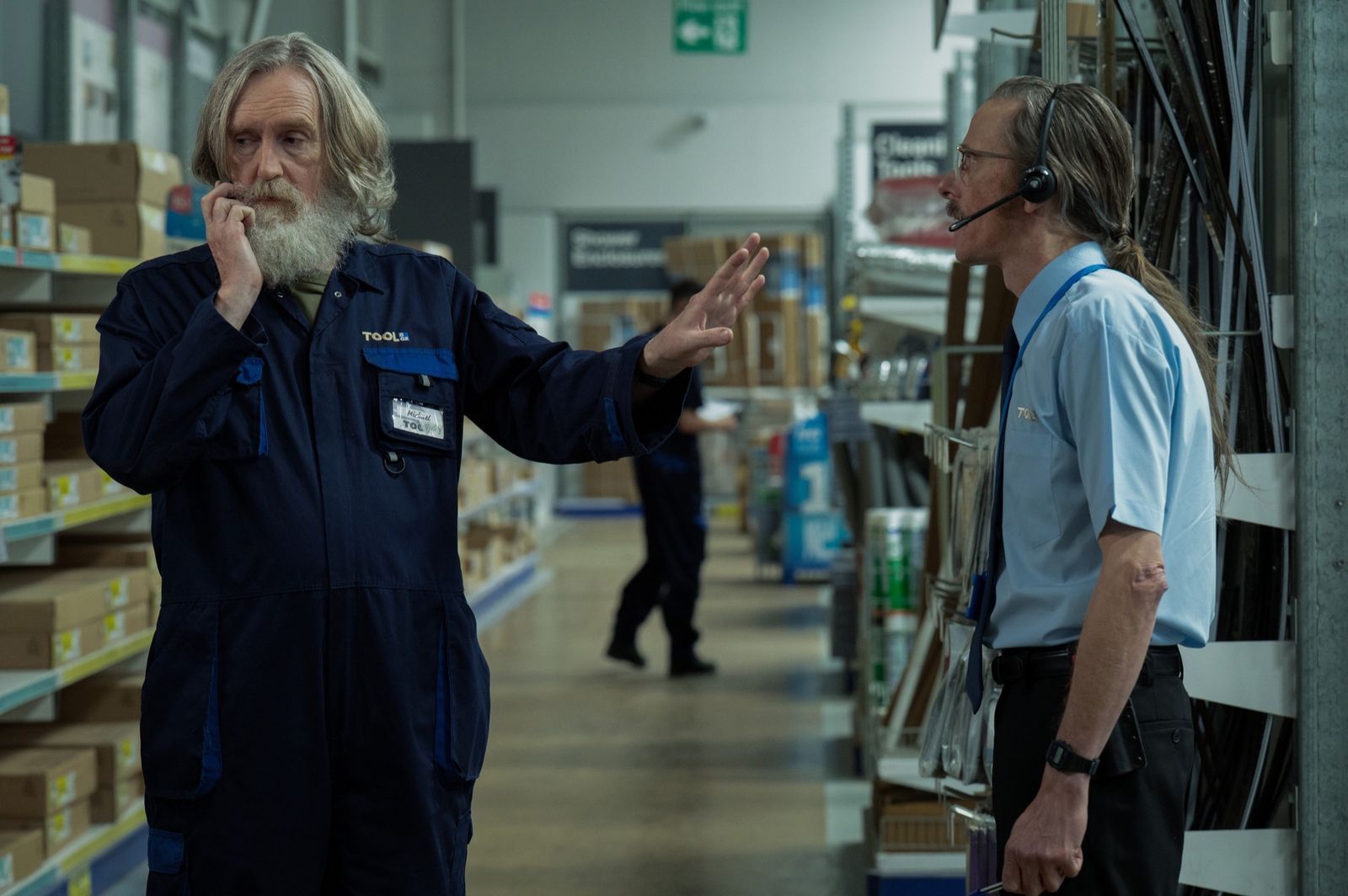 Michael (Pearce Quigley) zeigt seinem Chef Gordon (Mackenzie Crook) regelmäßig, wie gern er sich von ihm etwas sagen lässt. (Bild: © Apple TV / Hot Olives Productions Lim. / Vishal Sharma)