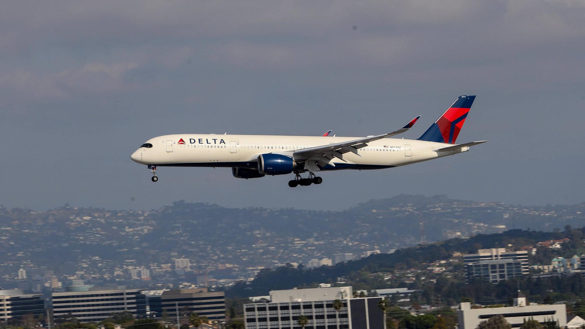 Eine Passagiermaschine der US-Fluggesellschaft Delta Air Lines in der Luft.