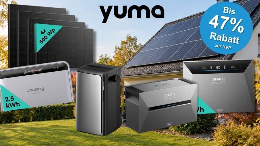 Jackery SolarVault 3 Pro (2,5 kWh) und mehrere Anker Solix Heimspeicher sowie vier Solarmodule à 500 Wp vor einem modernen Einfamilienhaus mit Solardach und herbstlichem Garten. Blauer Button mit Hinweis auf bis zu 47 % Rabatt zur UVP.