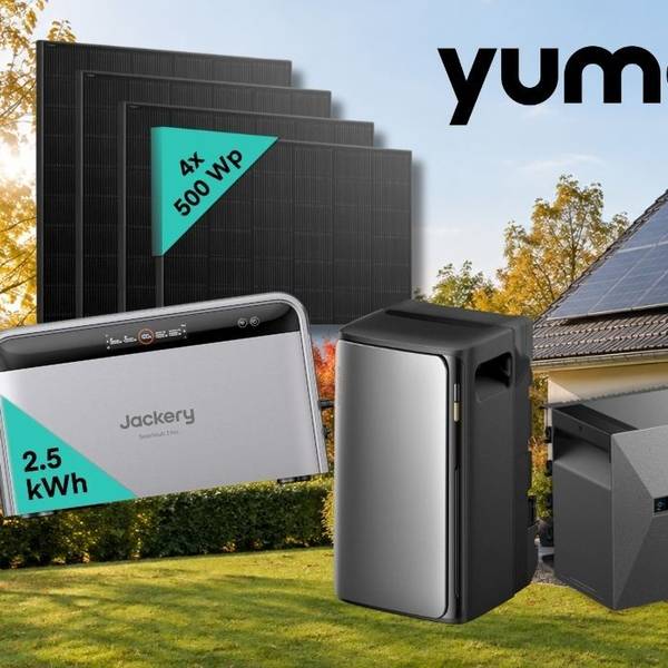 Jackery SolarVault 3 Pro (2,5 kWh) und mehrere Anker Solix Heimspeicher sowie vier Solarmodule à 500 Wp vor einem modernen Einfamilienhaus mit Solardach und herbstlichem Garten. Blauer Button mit Hinweis auf bis zu 47 % Rabatt zur UVP.