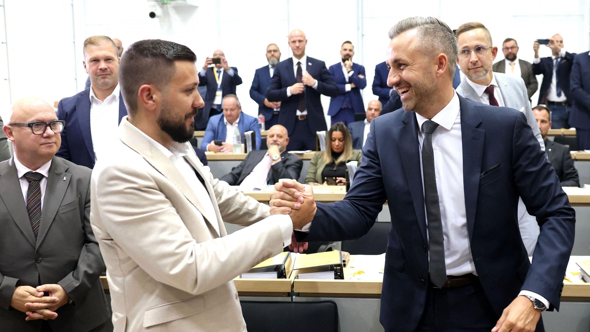 Ulrich Siegmund gratuliert Tobias Rausch nach seiner Wahl.