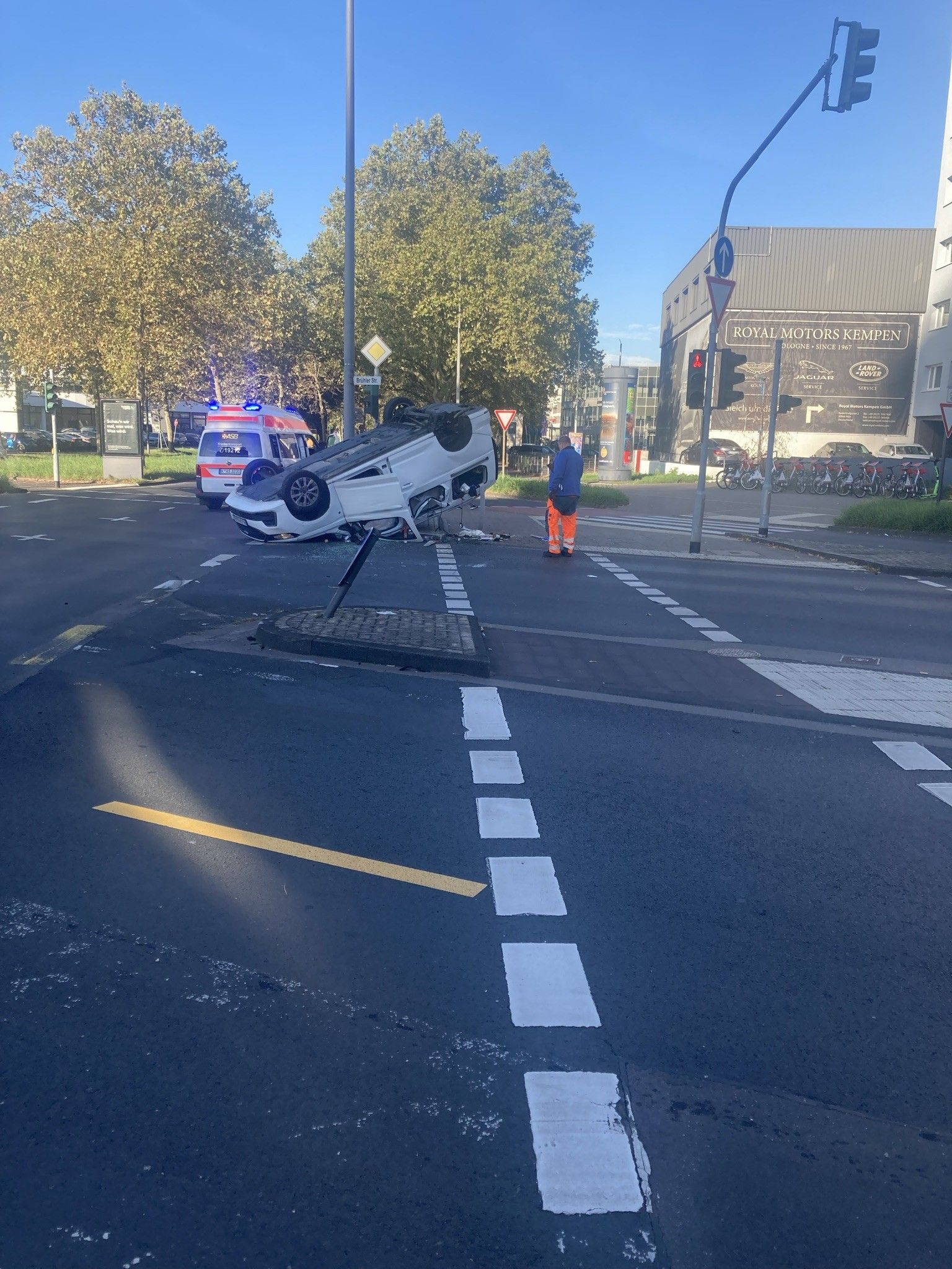 Nach einer Kollision ist ein Fahrzeug auf einer Kreuzung im Kölner Süden auf dem Dach liegengeblieben.