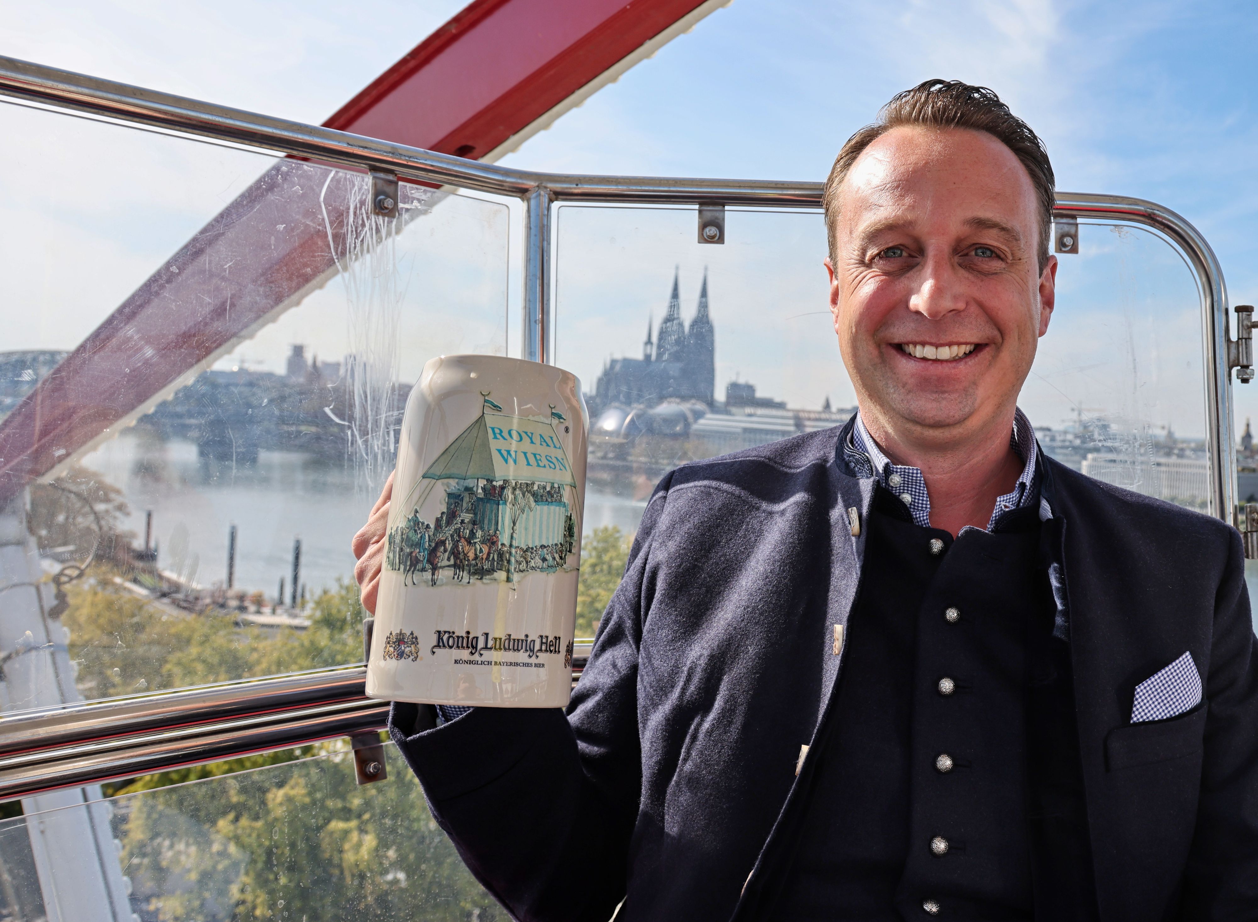 Das Team der Royal Wiesn prostet sich zu.